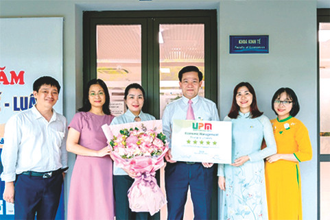 Khoa Kinh tế đón nhận “Giấy chứng nhận xếp hạng đối sánh UPM (University Performance Metrics)” cho chương trình đào tạo Quản lý kinh tế
