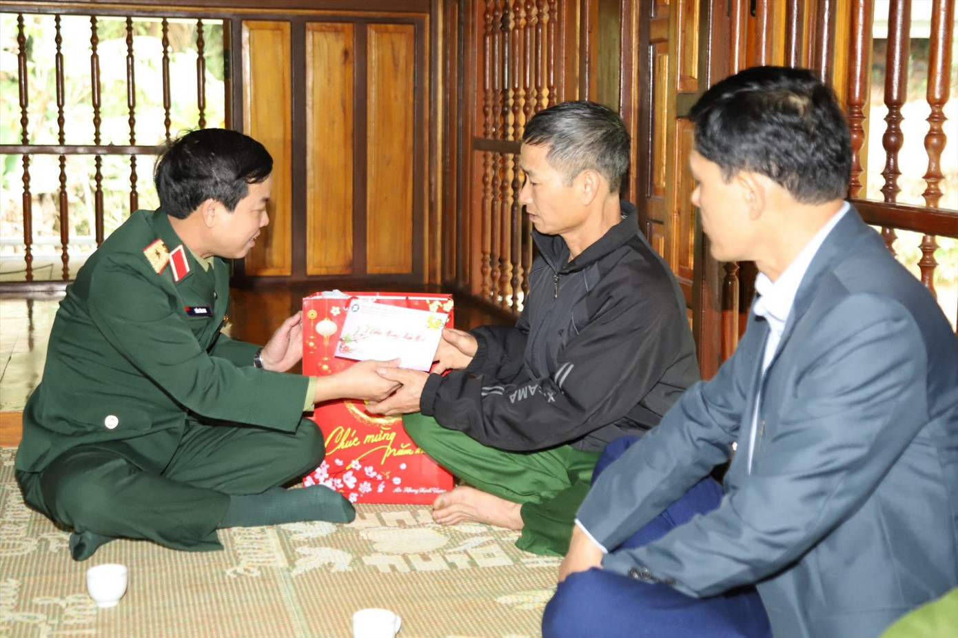 Thiếu tướng Trần Văn Duy - Phó Chính ủy Học viện Kỹ thuật Quân sự thăm hỏi, trao quà Tết tặng gia đình chính sách tại huyện Vị Xuyên, tỉnh Hà Giang. Thiếu tướng Trần Văn Duy - Phó Chính ủy Học viện Kỹ thuật Quân sự thăm hỏi, trao quà Tết tặng gia đình chính sách tại huyện Vị Xuyên, tỉnh Hà Giang.