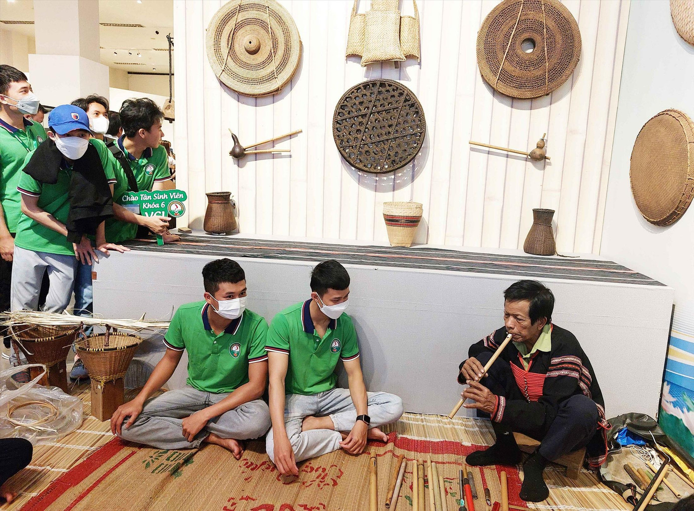 Nghệ nhân Y Mip biểu diễn một bản nhạc cho các bạn sinh viên nghe