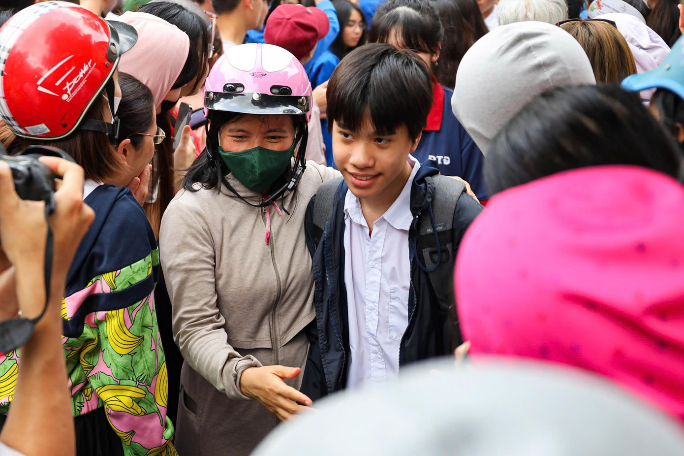 Sự đồng hành của phụ huynh luôn là động lực, nguồn động viên tinh thần đối với mỗi sĩ tử. Ảnh: NGUYỄN ĐỨC