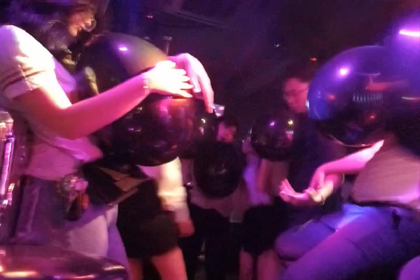 Giới trẻ sử dụng bóng cười tràn lan trong các quan bar ở Hà Nội