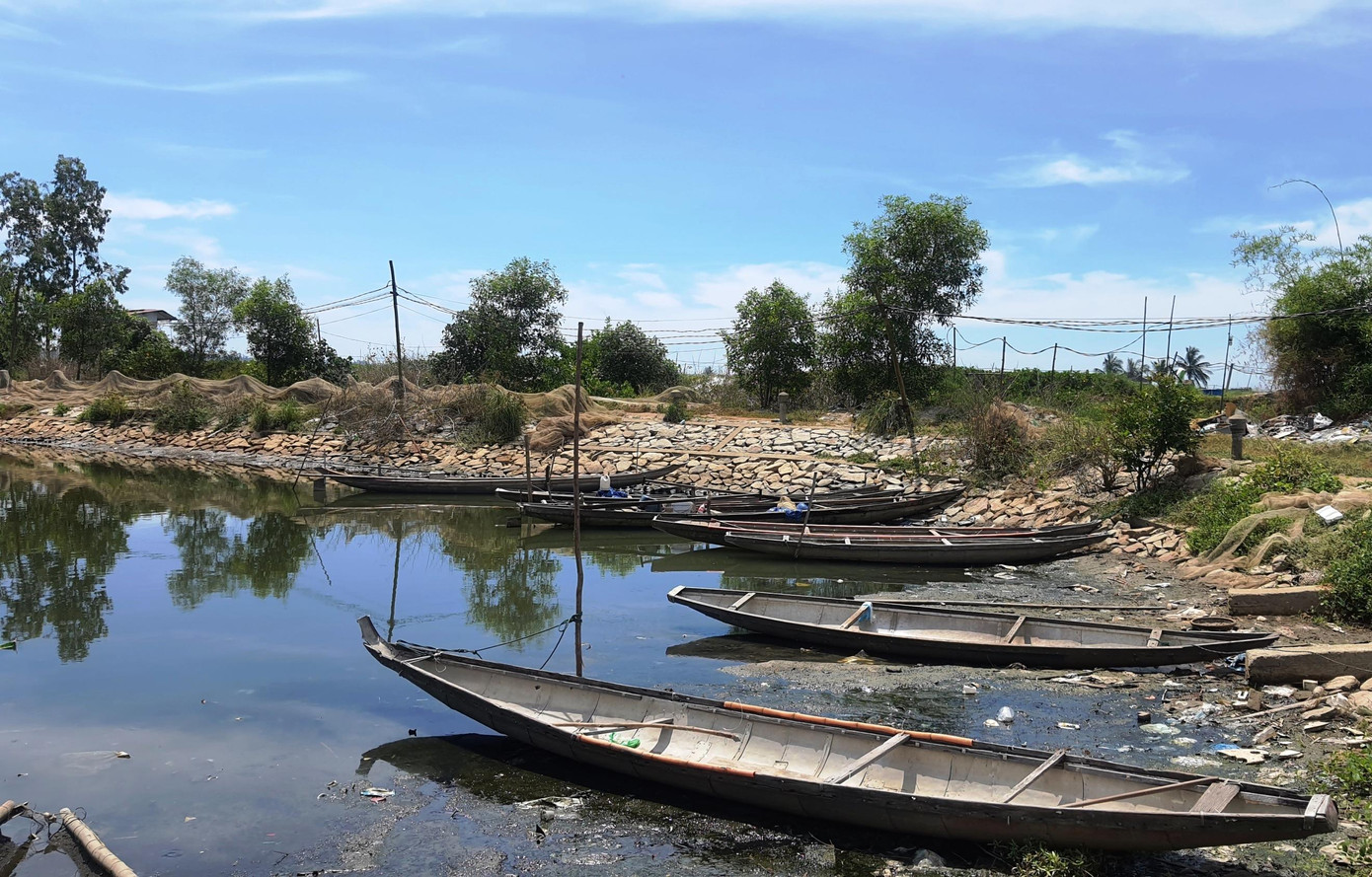 Ngư dân xã Phú Xuân không còn cảnh sống vô định lênh đênh trên những con đò như thế này