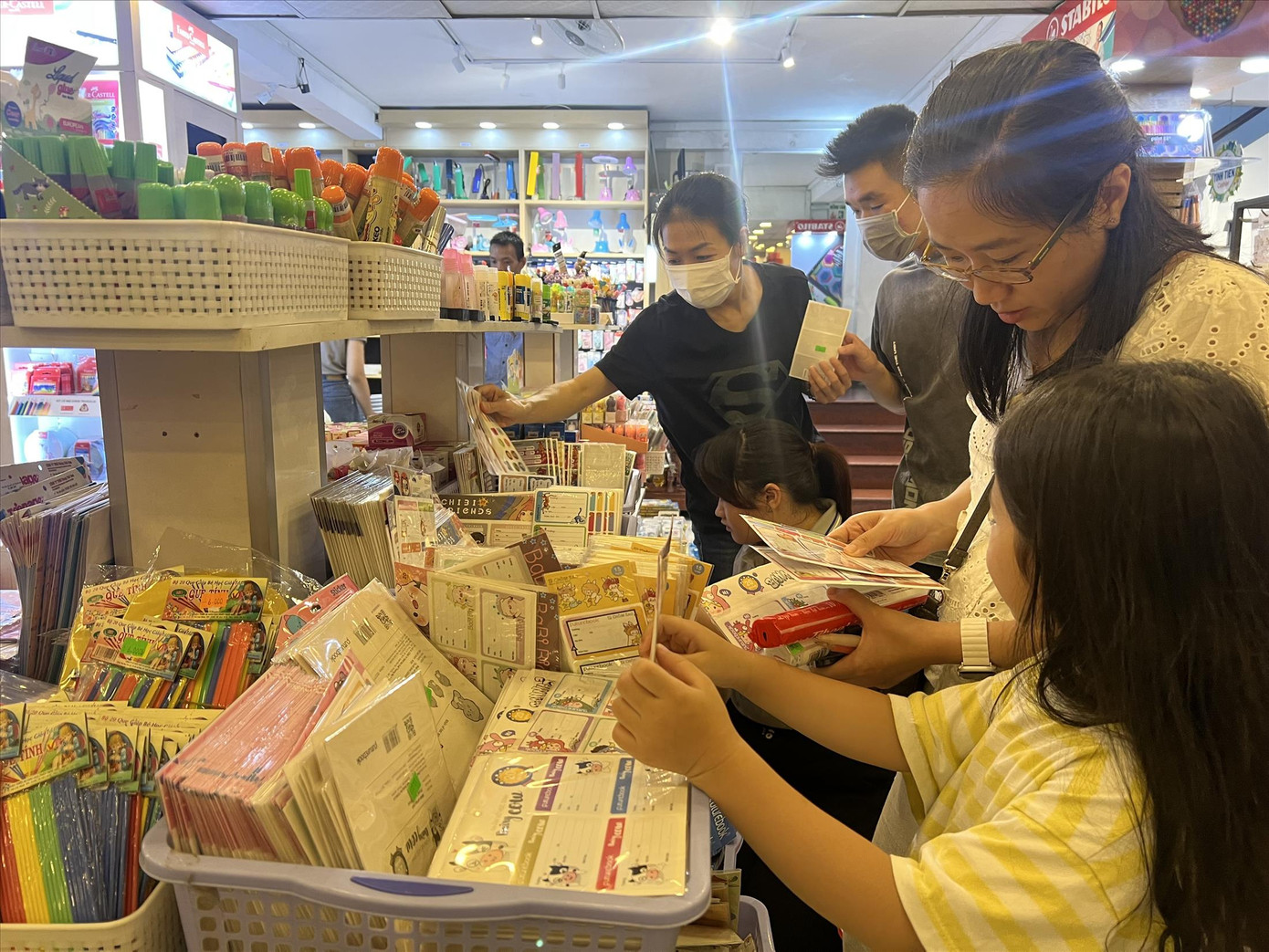 Nhiều chương trình khuyến mãi dành cho người mua dụng cụ học tập giúp phụ huynh yên tâm mua sắm. Ảnh: U.P