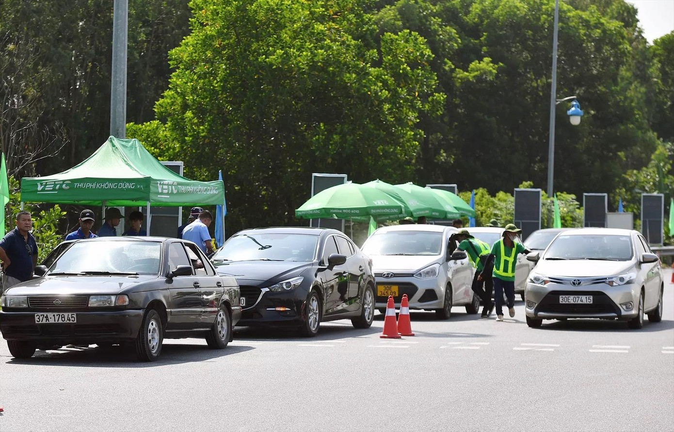 Xe xếp hàng dán thẻ ETC tại trạm thu phí cao tốc Nội Bài - Lào Cai ngày 31/7 Xe xếp hàng dán thẻ ETC tại trạm thu phí cao tốc Nội Bài - Lào Cai ngày 31/7