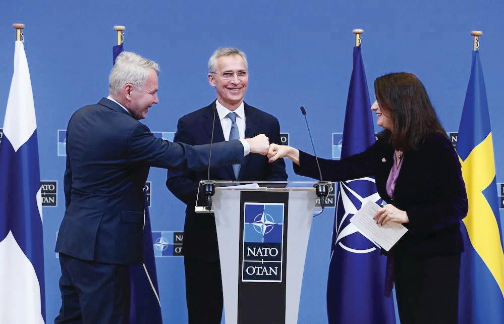 Tổng thư ký NATO Jens Stoltenberg (giữa), Ngoại trưởng Phần Lan Pekka Haavisto (trái) và Ngoại trưởng Thụy Điển Ann Linde (phải) sau một cuộc họp báo chung Ảnh: Getty Images