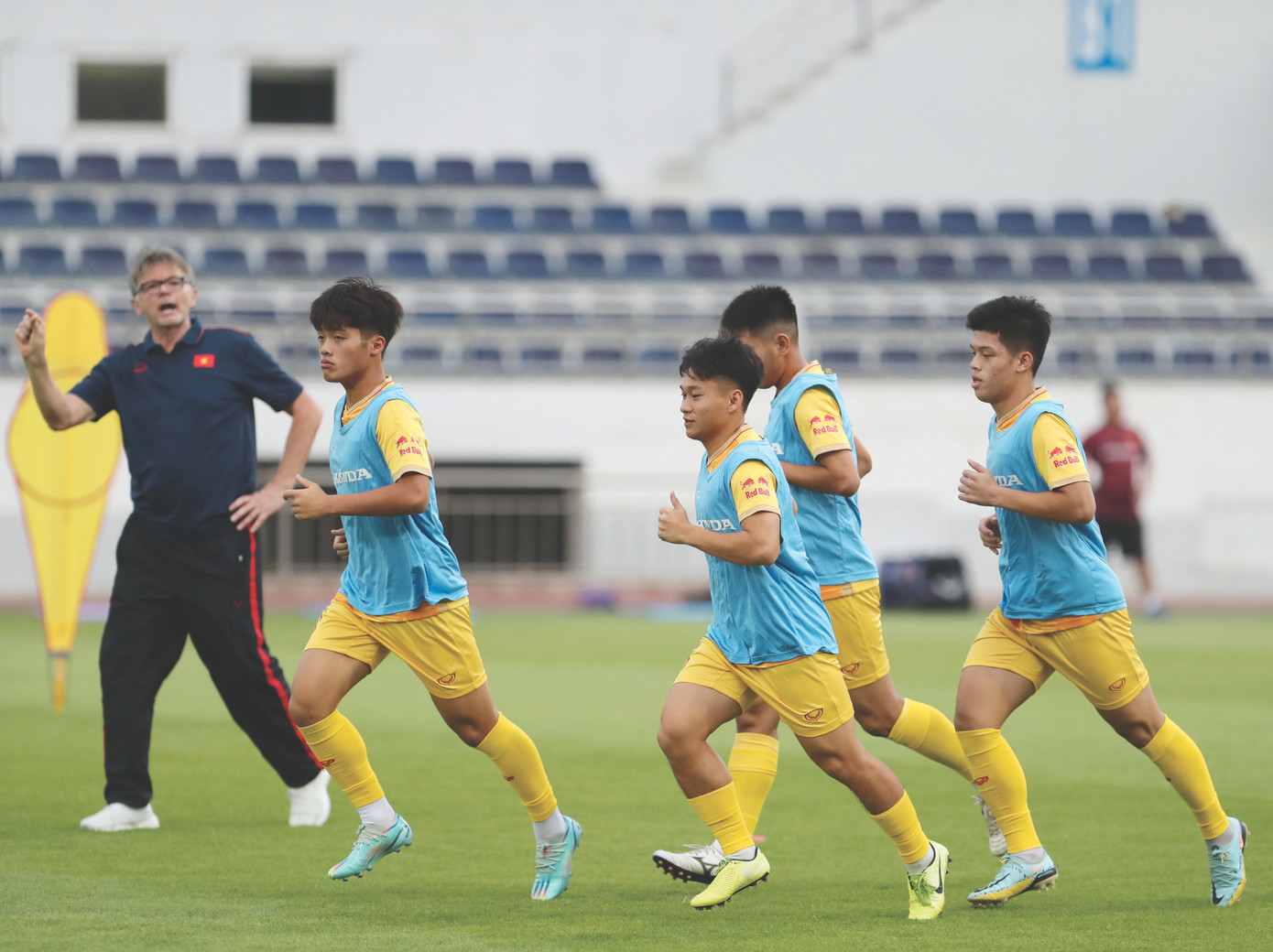 HLV Philippe Troussier hướng dẫn các tuyển thủ U22 tập luyện, chuẩn bị cho chiến dịch bảo vệ tấm HCV SEA Games