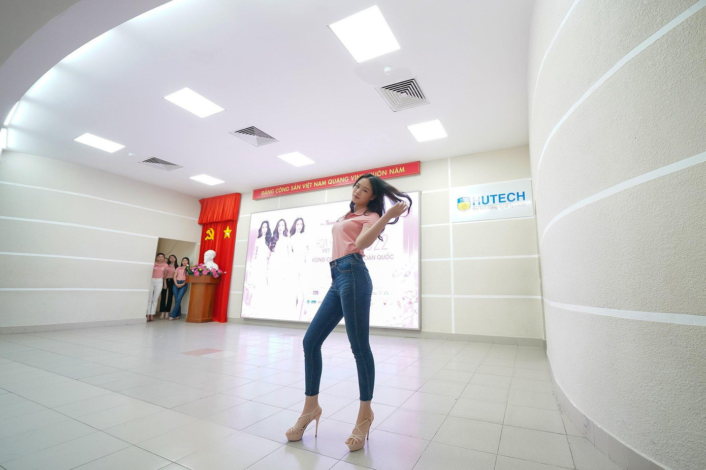 Thí sinh thể hiện khả năng catwalk