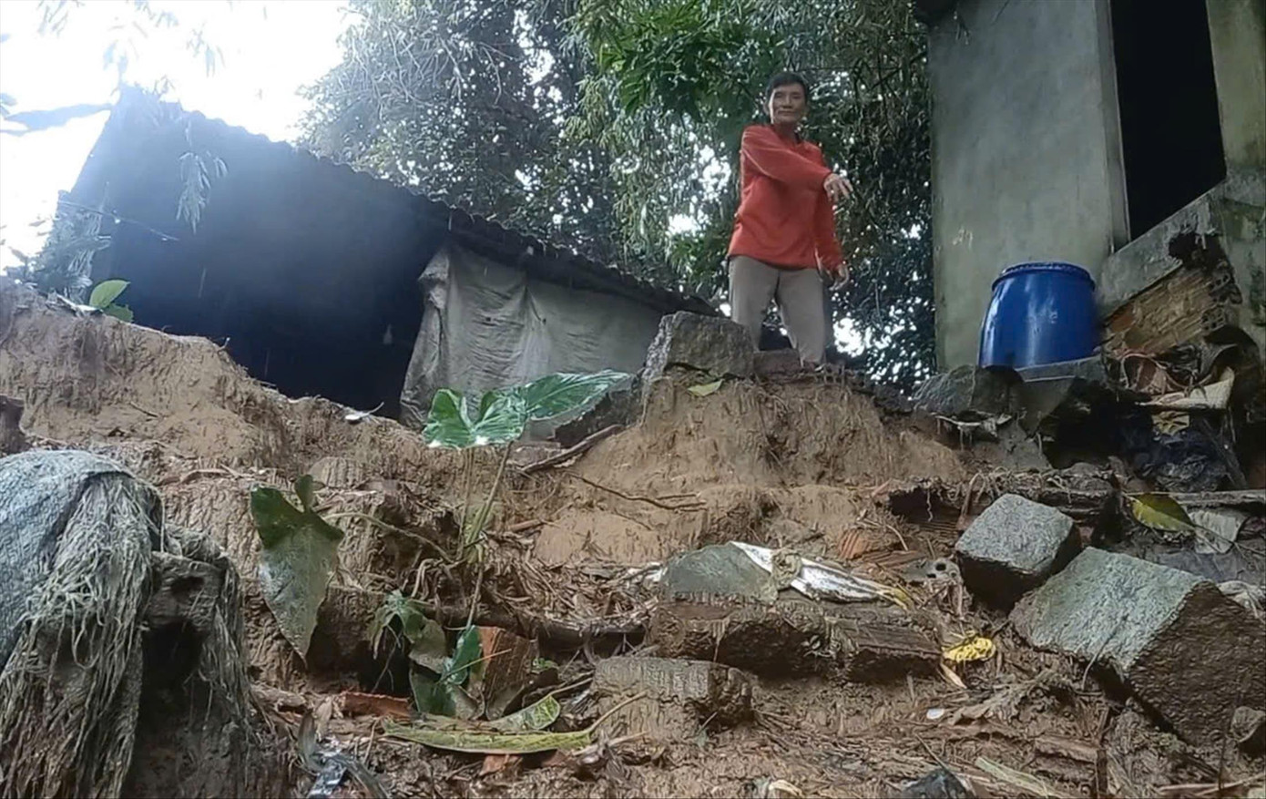 Hiện có 6 hộ gia đình đang bị tình trạng sạt lở bờ sông đe dọa trực tiếp Ảnh: NN