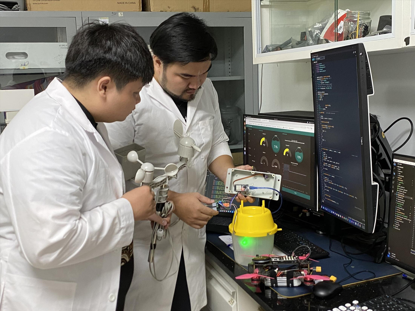 TS Chu Đức Hà (Gương mặt trẻ Việt Nam triển vọng năm 2022) đang hướng dẫn sinh viên sử dụng các công cụ số và thiết bị nghiên cứu.