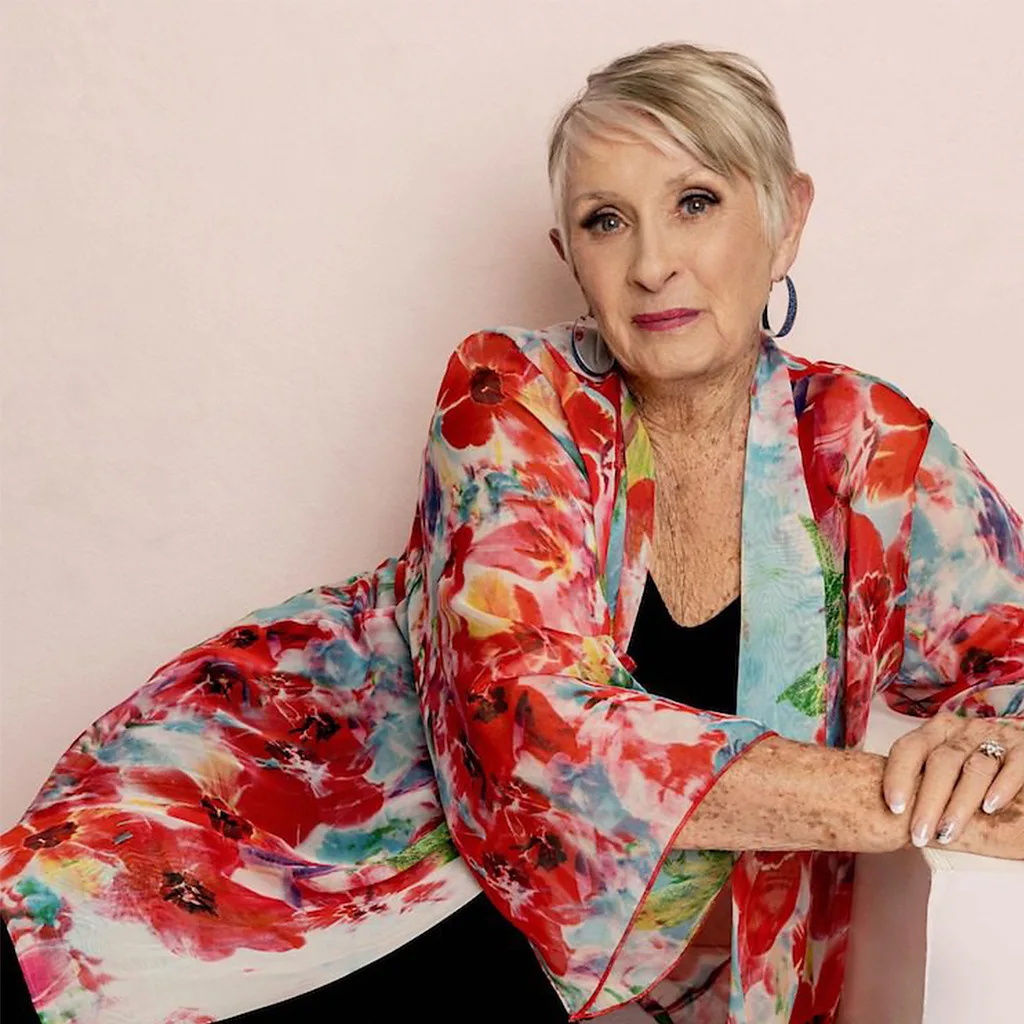 Bà Joy Fox đã quyết định bán nhẫn đính hôn của mình để đi du lịch thế giới