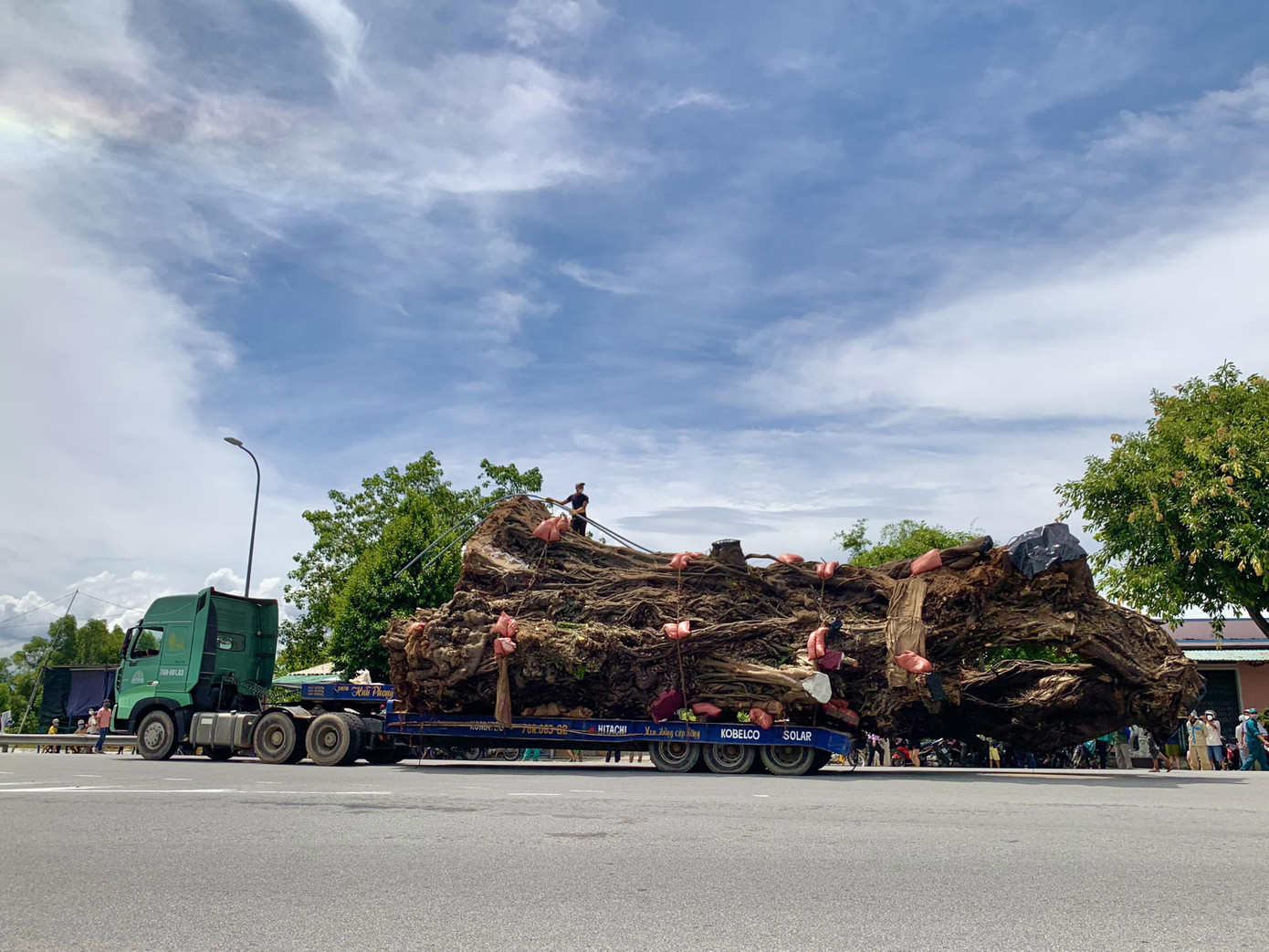 Dời “cụ” đa bằng xe siêu trường siêu trọng. Ảnh: Nguyễn Ngọc Dời “cụ” đa bằng xe siêu trường siêu trọng. Ảnh: Nguyễn Ngọc