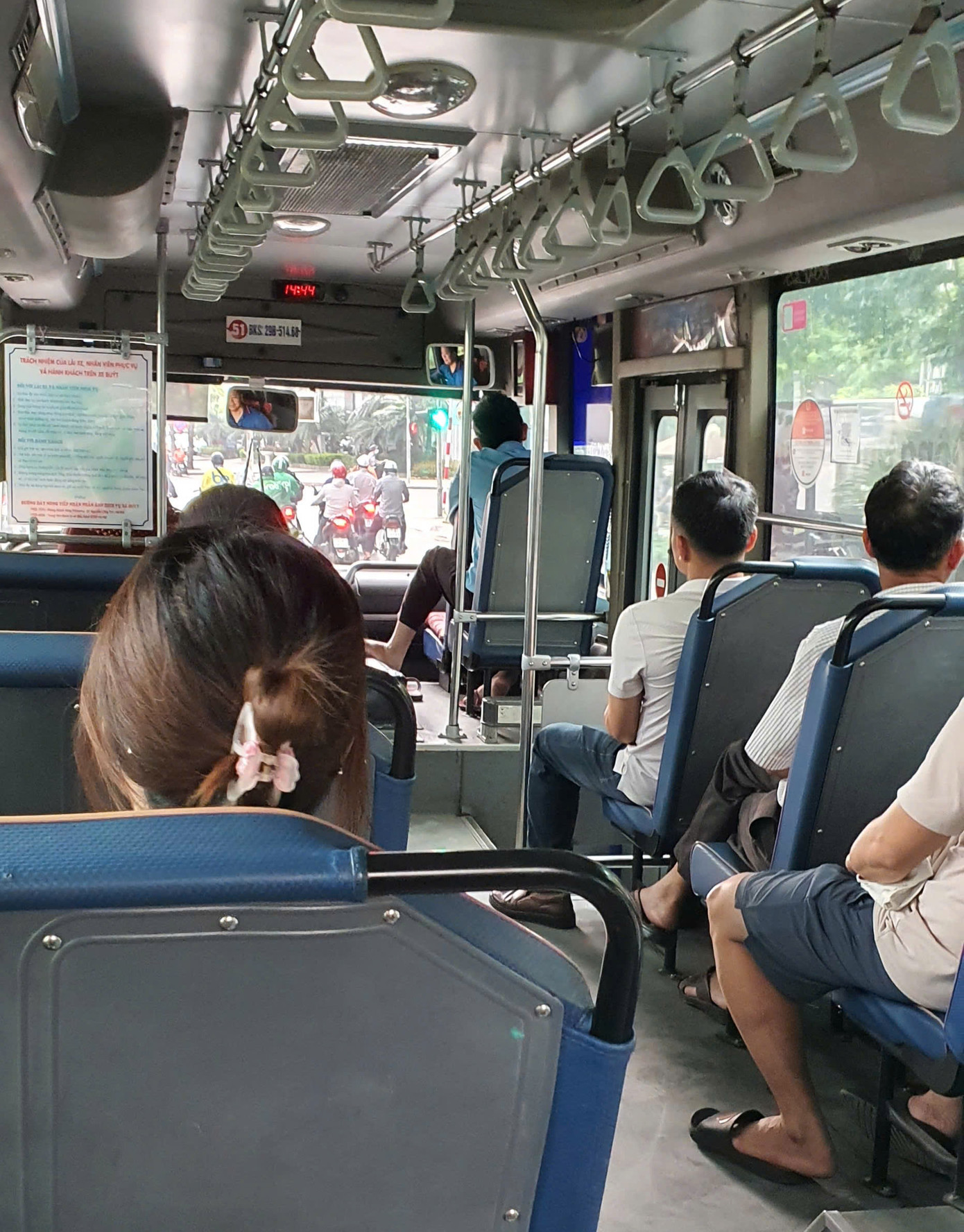 Nhiều người lựa chọn xe buýt để di chuyển hằng ngày Ảnh: Nguyễn Tuấn