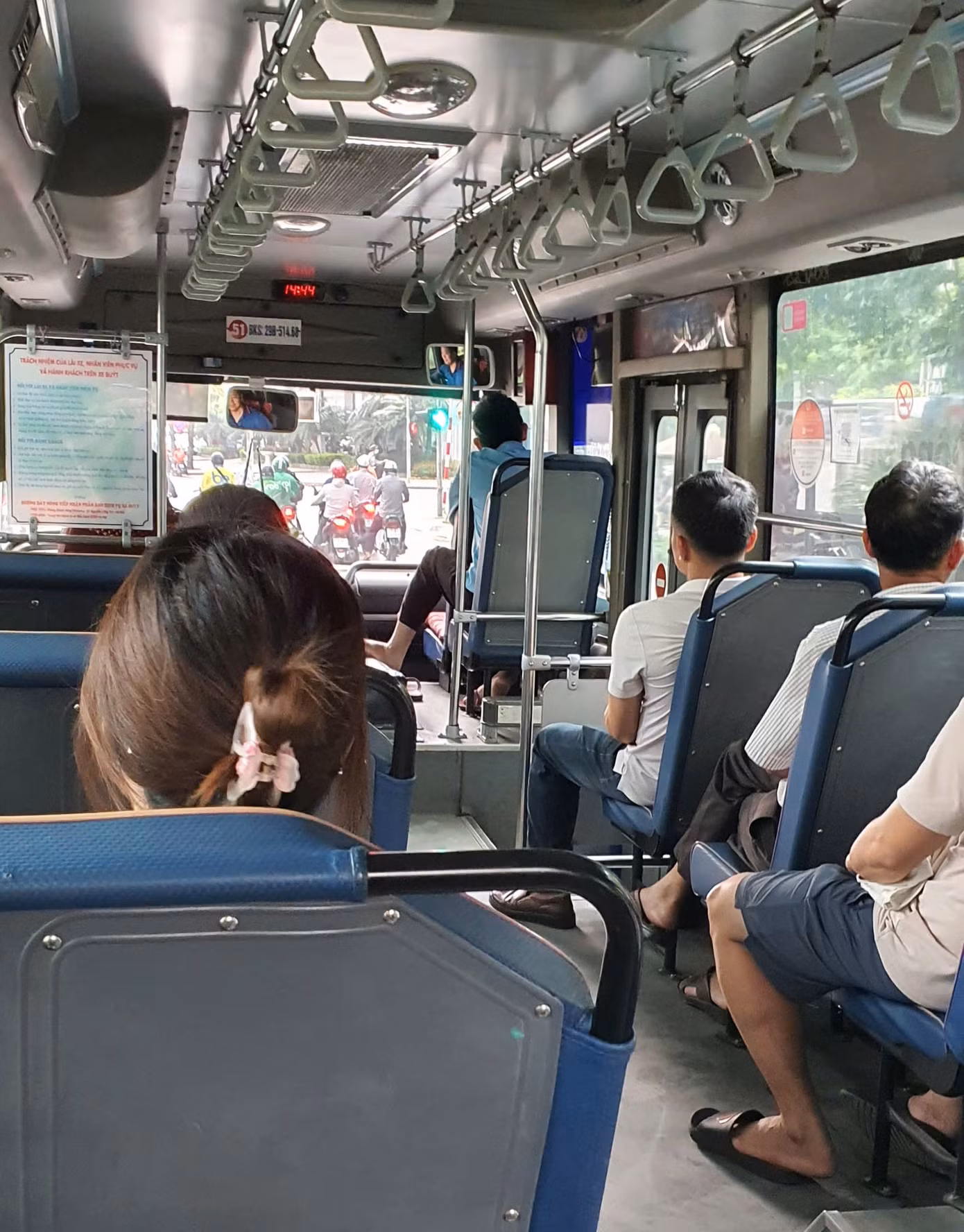 Nhiều người lựa chọn xe buýt để di chuyển hằng ngày Ảnh: Nguyễn Tuấn