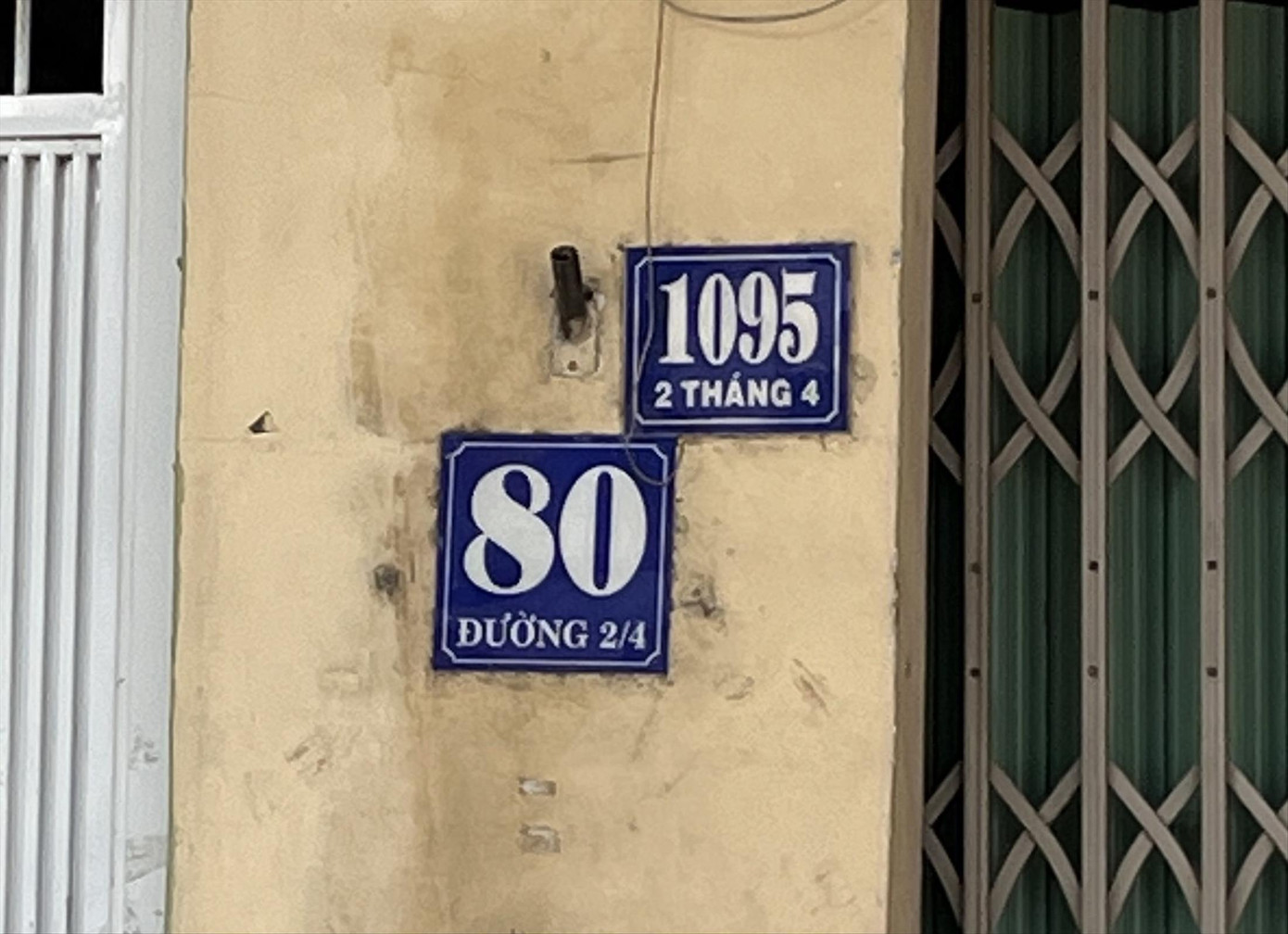 Cả hai số chẵn lẻ được đánh trên 1 nhà ở đường 2/4, thành phố Nha Trang Ảnh: Lữ Hồ