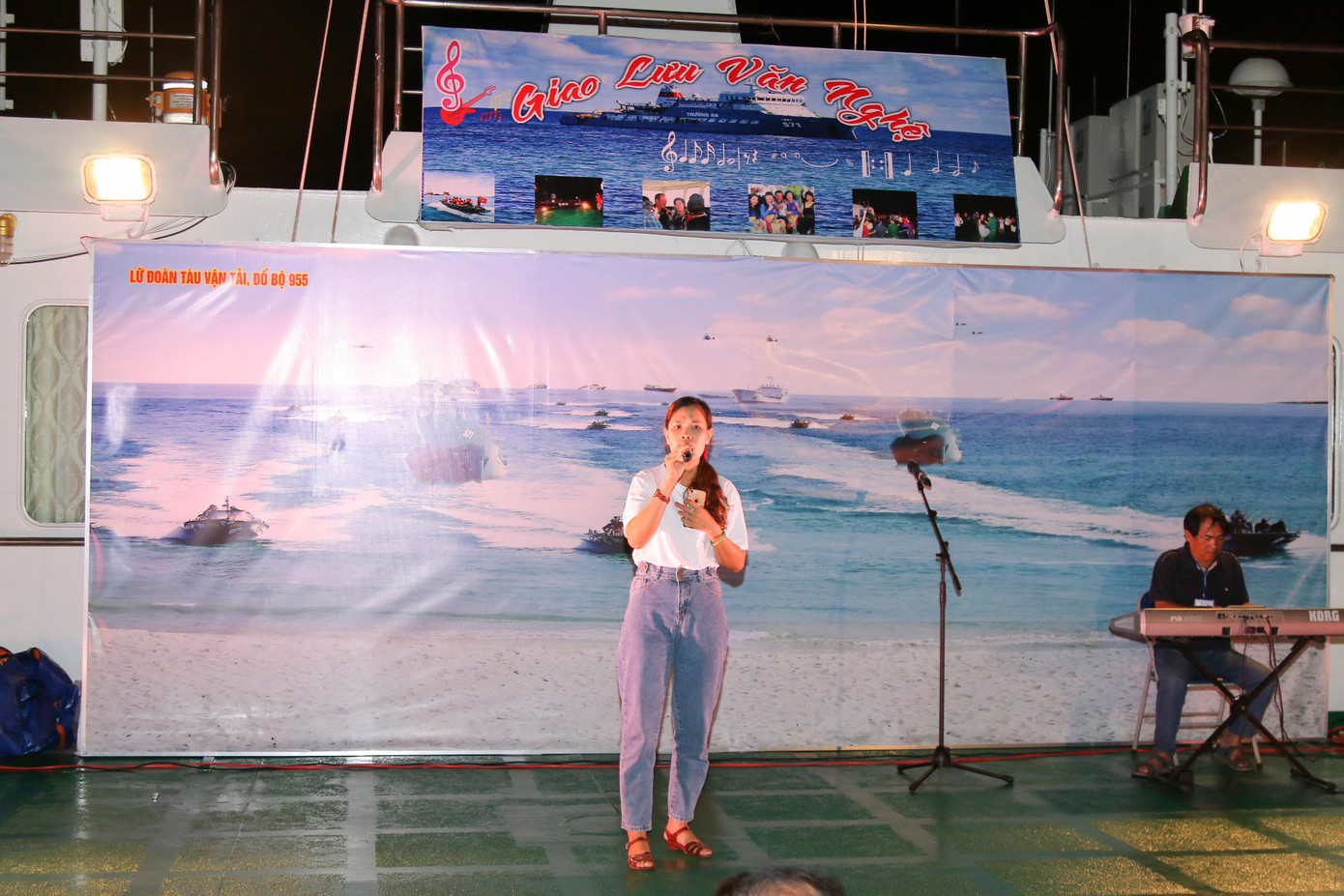 Nữ Thượng úy Trần Thị Thủy hát bài “Lời thương của đảo” nhớ về người bố và đồng đội đã hy sinh. Nữ Thượng úy Trần Thị Thủy hát bài “Lời thương của đảo” nhớ về người bố và đồng đội đã hy sinh.