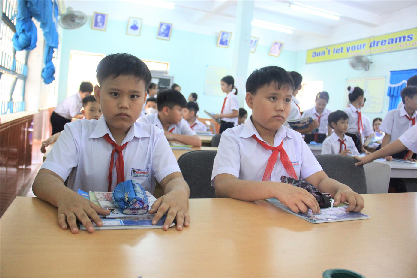 Sang và Trọng được bố trí ngồi dãy bàn trên để thuận lợi di chuyển, hoạt động nhóm Ảnh: Thanh Trần