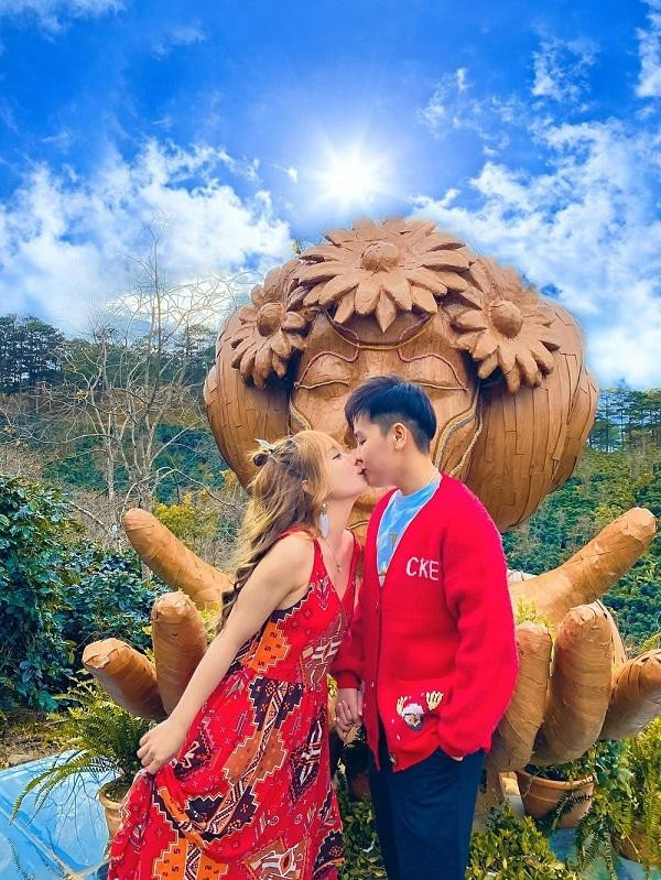 Bi Bảo và Múi Xù là cặp đôi LGBT nổi tiếng nhất nhì hiện nay. Ảnh: FB Múi Xù Bi Bảo và Múi Xù là cặp đôi LGBT nổi tiếng nhất nhì hiện nay. Ảnh: FB Múi Xù