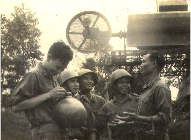 Tiểu đoàn trưởng Nguyễn Văn Phiệt (ngoài cùng bên phải) trao đổi rút kinh nghiệm với kíp chiến đấu của Tiểu đoàn 57 sau một trận đánh. ẢNH: TL