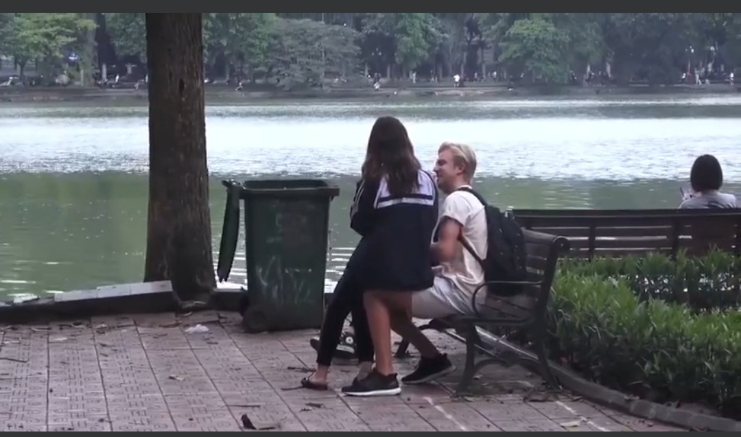 Nữ sinh ngồi đùi trai Tây khiến vị khách này hoảng sợ (Ảnh cắt từ video)