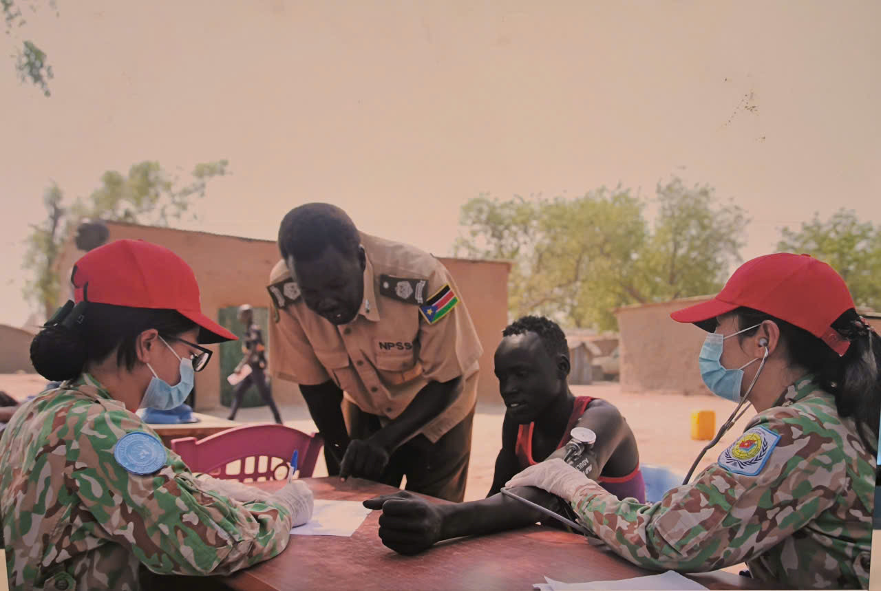 Các bác sĩ của Bệnh viện Dã chiến 2.3 khám bệnh miễn phí cho người dân địa phương tại Nam Sudan. Các bác sĩ của Bệnh viện Dã chiến 2.3 khám bệnh miễn phí cho người dân địa phương tại Nam Sudan.