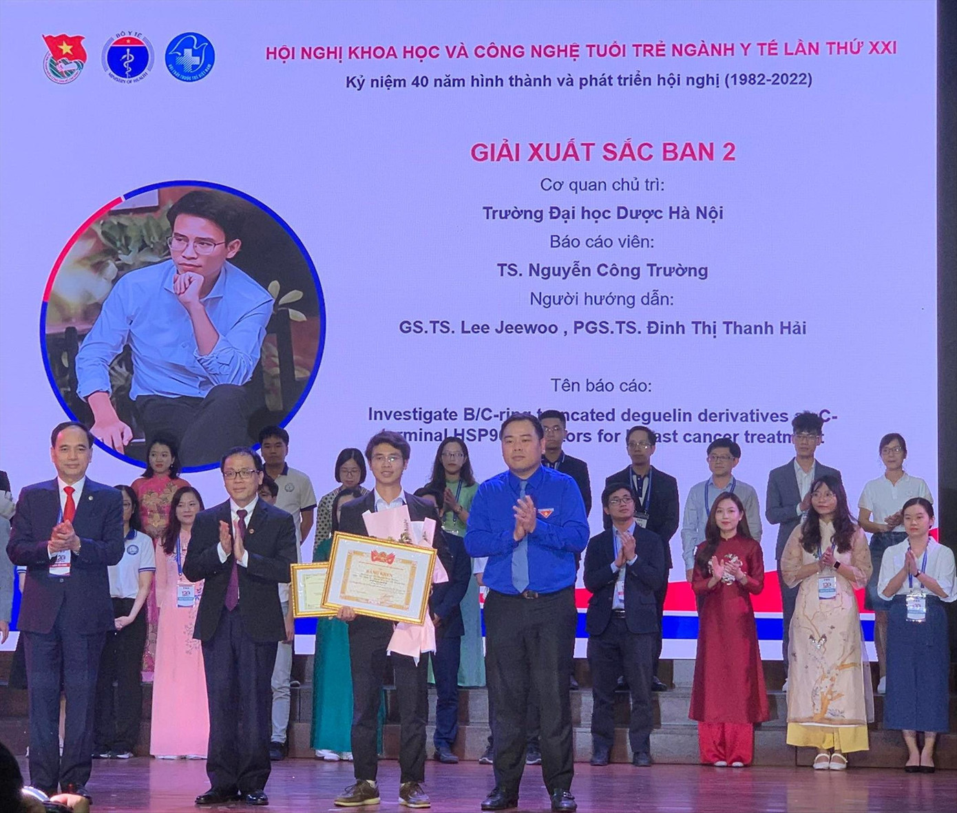 Các tác giả nhận bằng khen của T.Ư Đoàn Ảnh: Nghiêm Huê