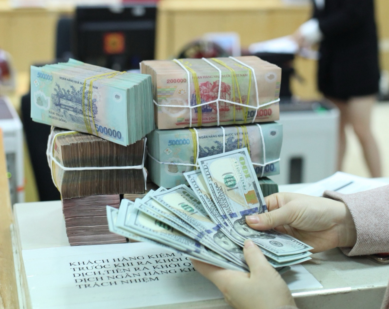 Tăng lượng vốn thúc đẩy kinh tế. Ảnh: Như Ý