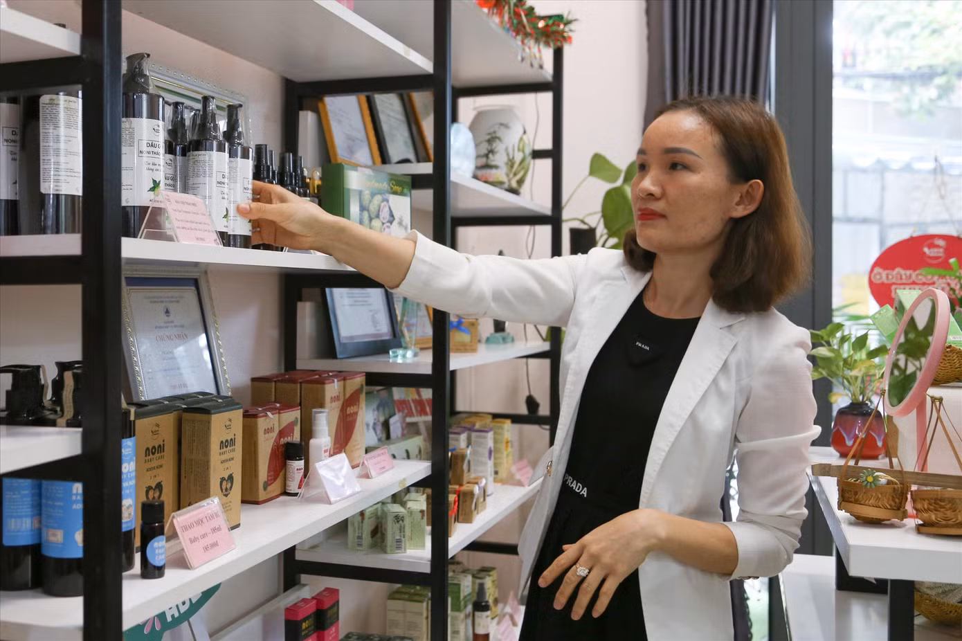 Chị Nguyễn Thị Dung (ở phường Hòa An, quận Cẩm Lệ, TP. Đà Nẵng) khởi nghiệp với trái nhàu, cho ra nhiều dòng sản phẩm độc đáo. Chị Nguyễn Thị Dung (ở phường Hòa An, quận Cẩm Lệ, TP. Đà Nẵng) khởi nghiệp với trái nhàu, cho ra nhiều dòng sản phẩm độc đáo.