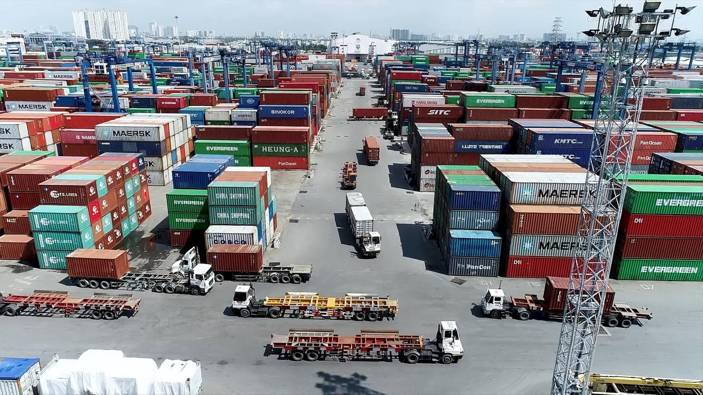 Doanh nghiệp lo “phí chồng phí” trong hoàn cảnh nhiều chi phí đang tăng giá. Ảnh: U.P