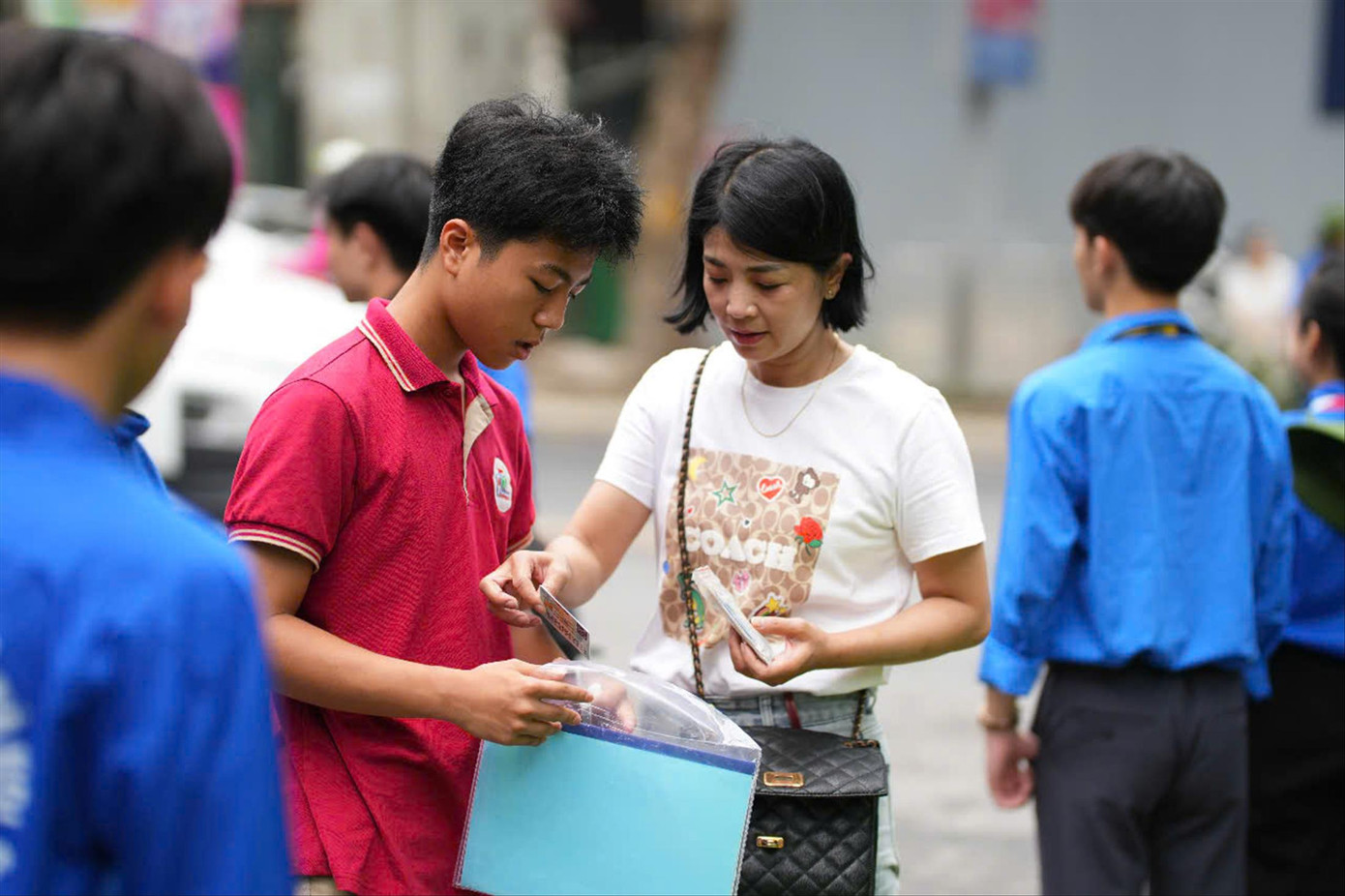 Thí sinh làm thủ tục dự thi sáng 6/6 tại Hà Nội. Ảnh: Hoàng Mạnh Thắng Thí sinh làm thủ tục dự thi sáng 6/6 tại Hà Nội. Ảnh: Hoàng Mạnh Thắng