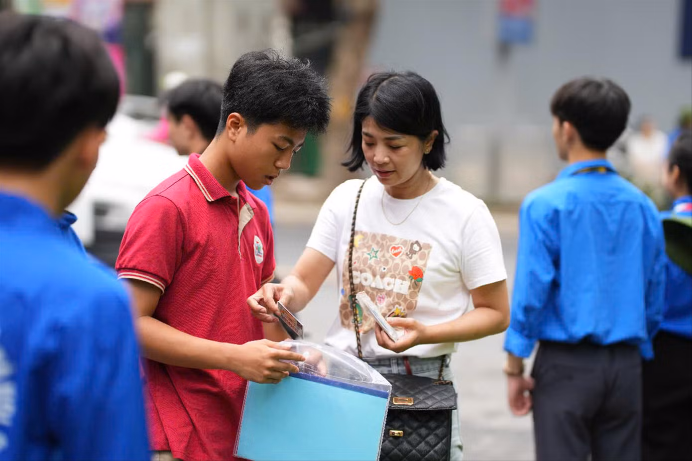 Thí sinh làm thủ tục dự thi sáng 6/6 tại Hà Nội. Ảnh: Hoàng Mạnh Thắng