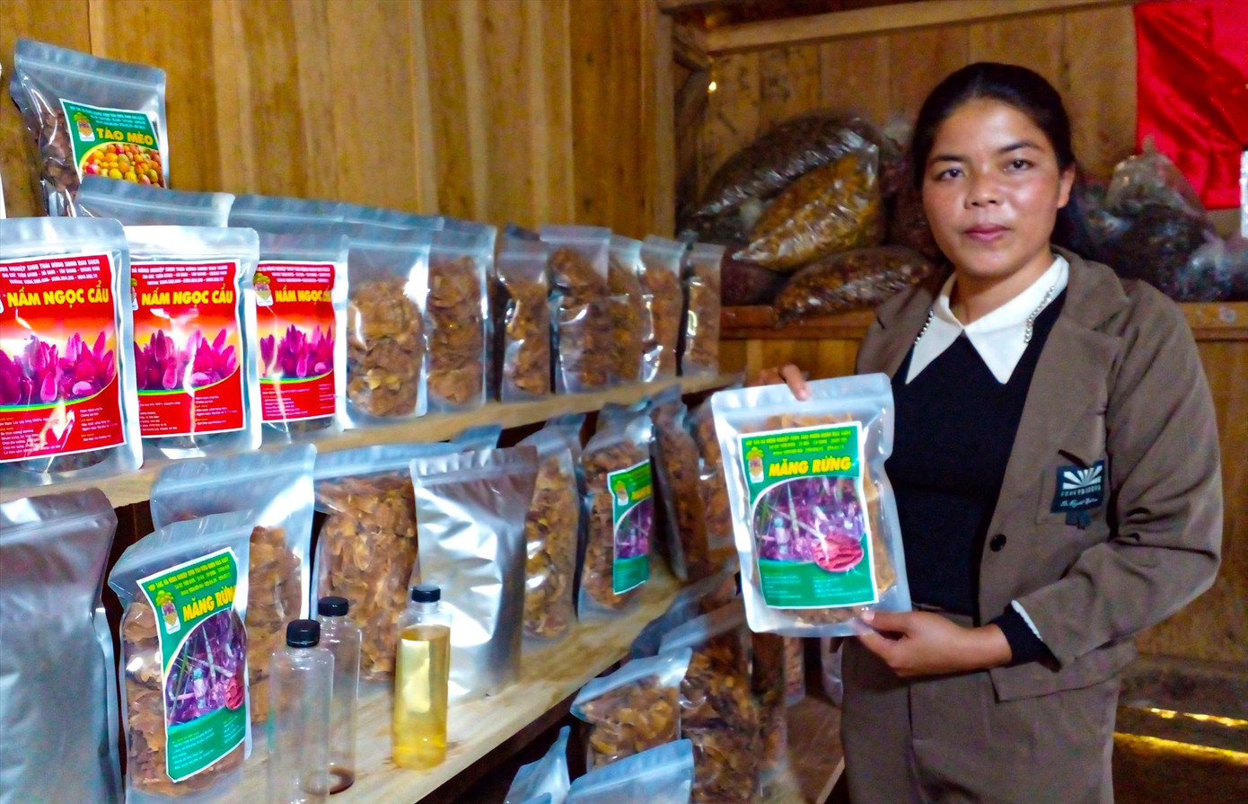 Cor Thị Nghệ với nông sản của bà con được sấy khô, đóng gói cẩn thận. Ảnh: Nguyễn Thành Cor Thị Nghệ với nông sản của bà con được sấy khô, đóng gói cẩn thận. Ảnh: Nguyễn Thành