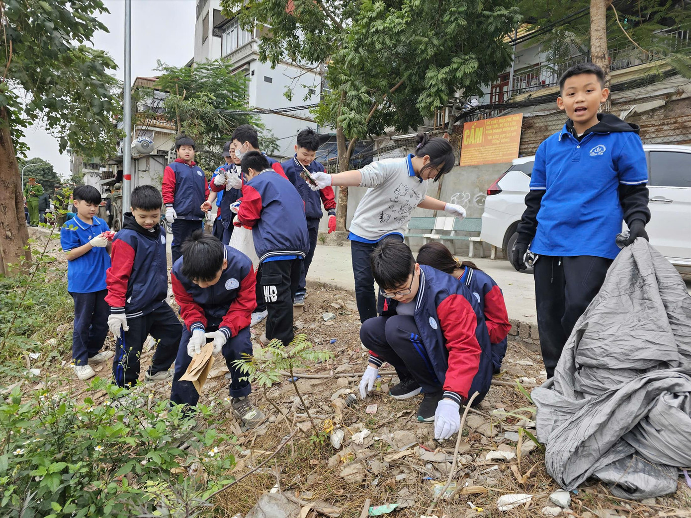 Học sinh Trường THCS Chương Dương tham gia vệ sinh khu vực Bờ Vở gần trường mỗi sáng thứ 7. Ảnh: nhà trường cung cấp Học sinh Trường THCS Chương Dương tham gia vệ sinh khu vực Bờ Vở gần trường mỗi sáng thứ 7. Ảnh: nhà trường cung cấp