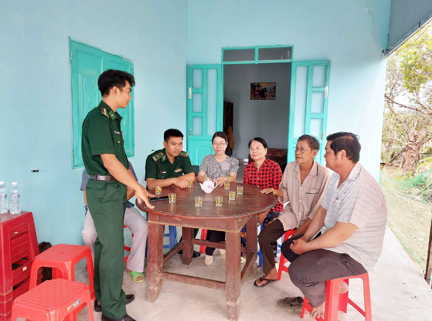 Bà Trần Thị Út (thứ 3 phải qua) trong ngôi nhà mới xây Bà Trần Thị Út (thứ 3 phải qua) trong ngôi nhà mới xây