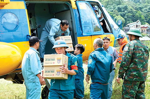 Lực lượng tiếp nhận của huyện Nguyên Bình, tỉnh Cao Bằng vận chuyển nhu yếu phẩm cứu trợ sau khi máy bay hạ cánh. ẢNH: NGUYỄN MINH Lực lượng tiếp nhận của huyện Nguyên Bình, tỉnh Cao Bằng vận chuyển nhu yếu phẩm cứu trợ sau khi máy bay hạ cánh. ẢNH: NGUYỄN MINH