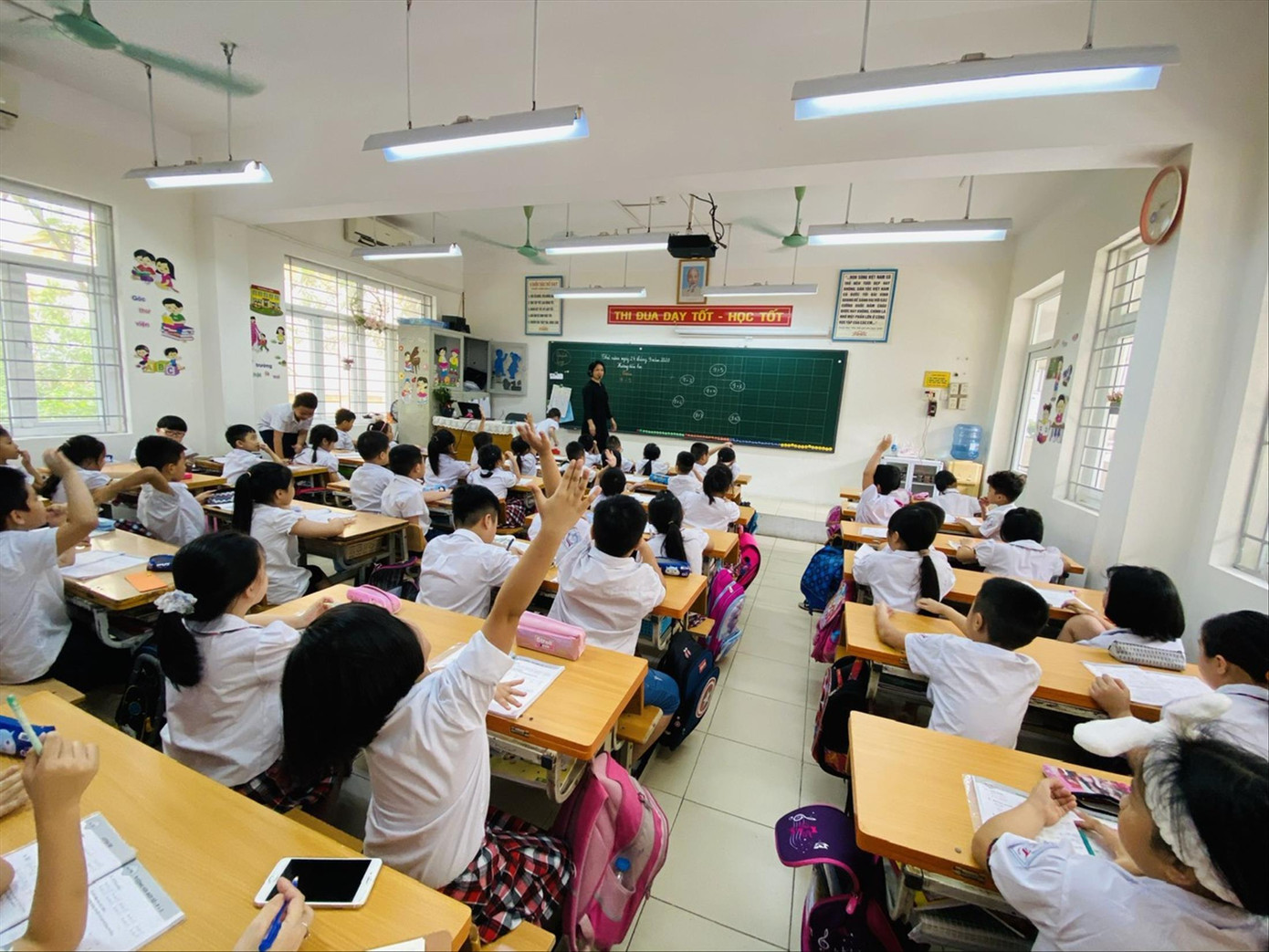 Lớp có 35 học sinh vẫn là mục tiêu của nhiều trường tại Hà Nội. Ảnh: PV Lớp có 35 học sinh vẫn là mục tiêu của nhiều trường tại Hà Nội. Ảnh: PV