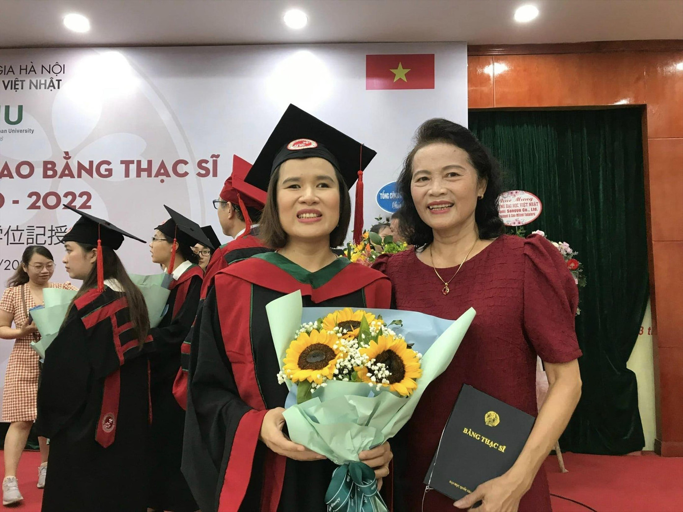 Chị Đỗ Thuý Hà, Chủ tịch Hội người mù quận Đống Đa (trái) tại lễ nhận bằng Thạc sĩ ngành Lãnh đạo toàn cầu của Trường Đại học Việt - Nhật Ảnh: NVCC