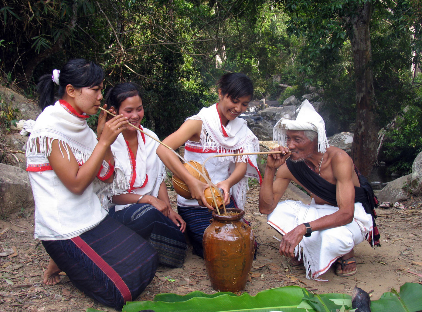 Người Chu Ru uống rượu cần trong lễ hội Người Chu Ru uống rượu cần trong lễ hội