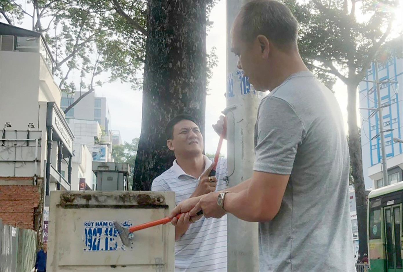 Cơ quan chức năng phải thường xuyên vệ sinh các trụ điện bị bôi bẩn