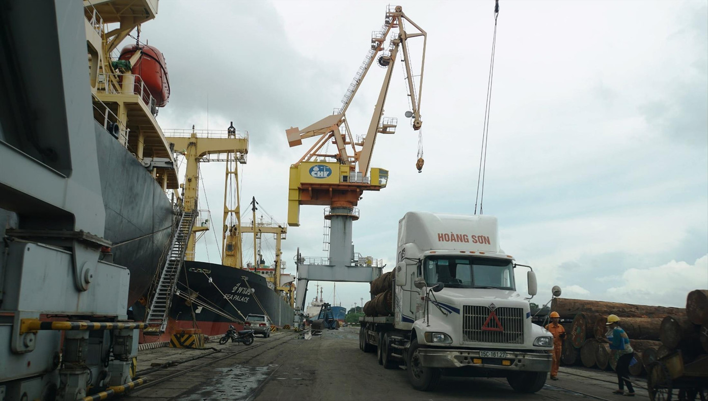 Vận tải hạng nặng như xe khách, xe tải chịu ảnh hưởng nặng khi giá diesel tăng