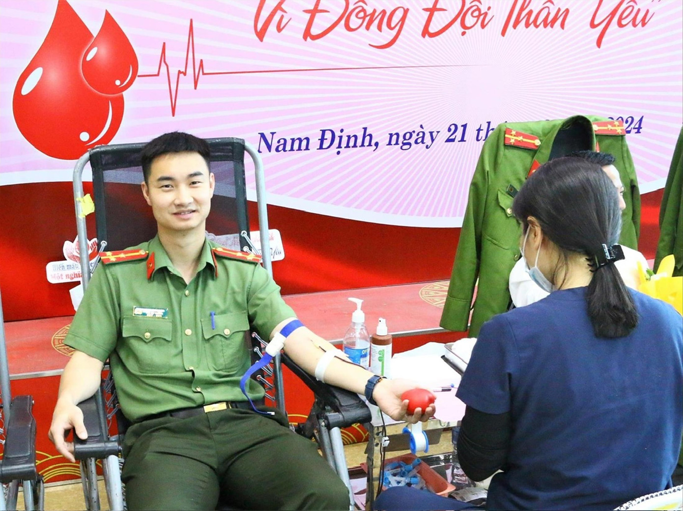 Bên cạnh công tác chuyên môn, Đại uý Phan Quốc Việt rất tích cực tham gia hoạt động Đoàn và các hoạt động xã hội Bên cạnh công tác chuyên môn, Đại uý Phan Quốc Việt rất tích cực tham gia hoạt động Đoàn và các hoạt động xã hội