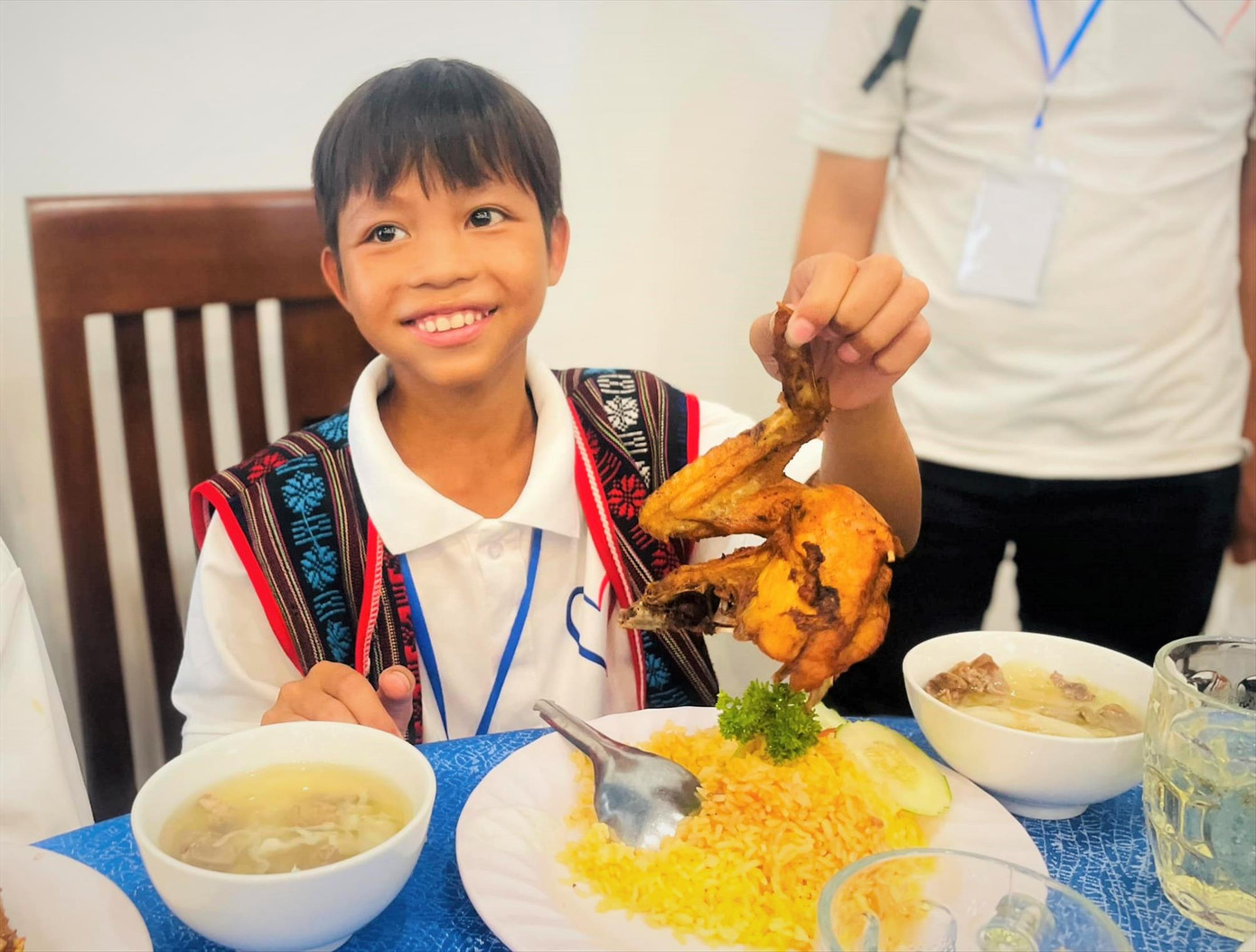 “Mình em ăn hết ạ? Chừng ni cả nhà em ăn tới 6 người…”Ảnh: BTN