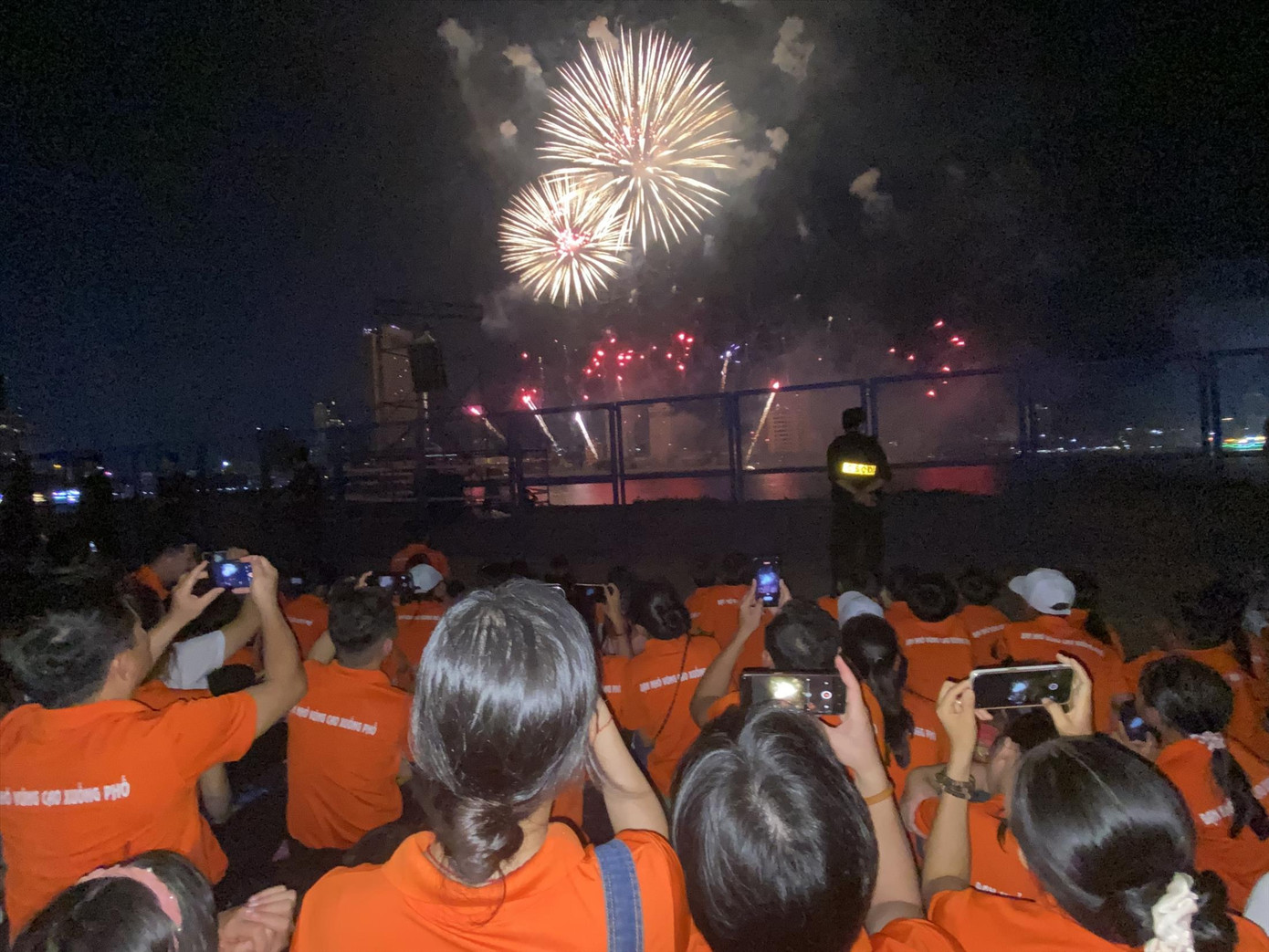 Các em nhỏ vùng cao may mắn được xem bắn pháo hoa bên sông Hàn