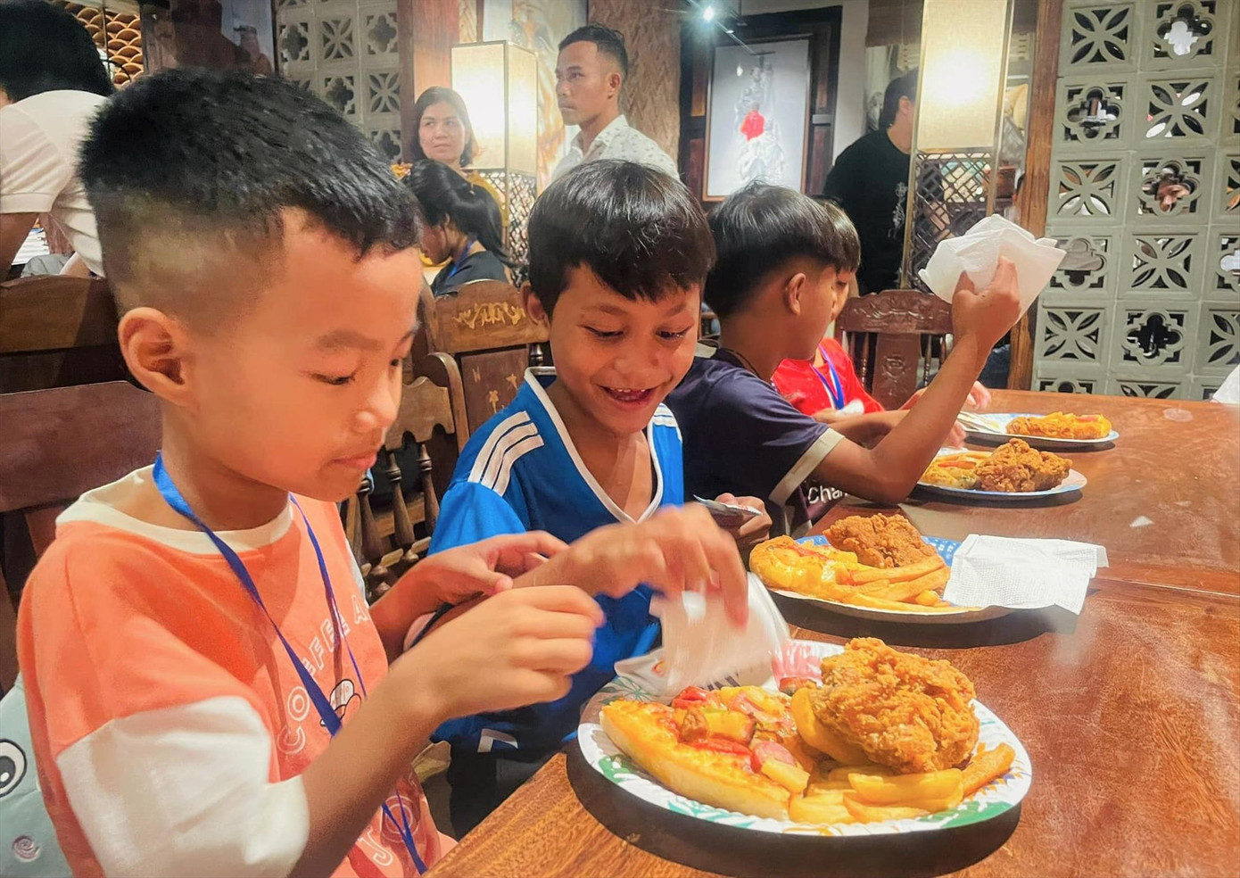 Nhiều món “lạ lùng”, các em nhỏ vùng cao không biết cách ăn. Ảnh: BTN