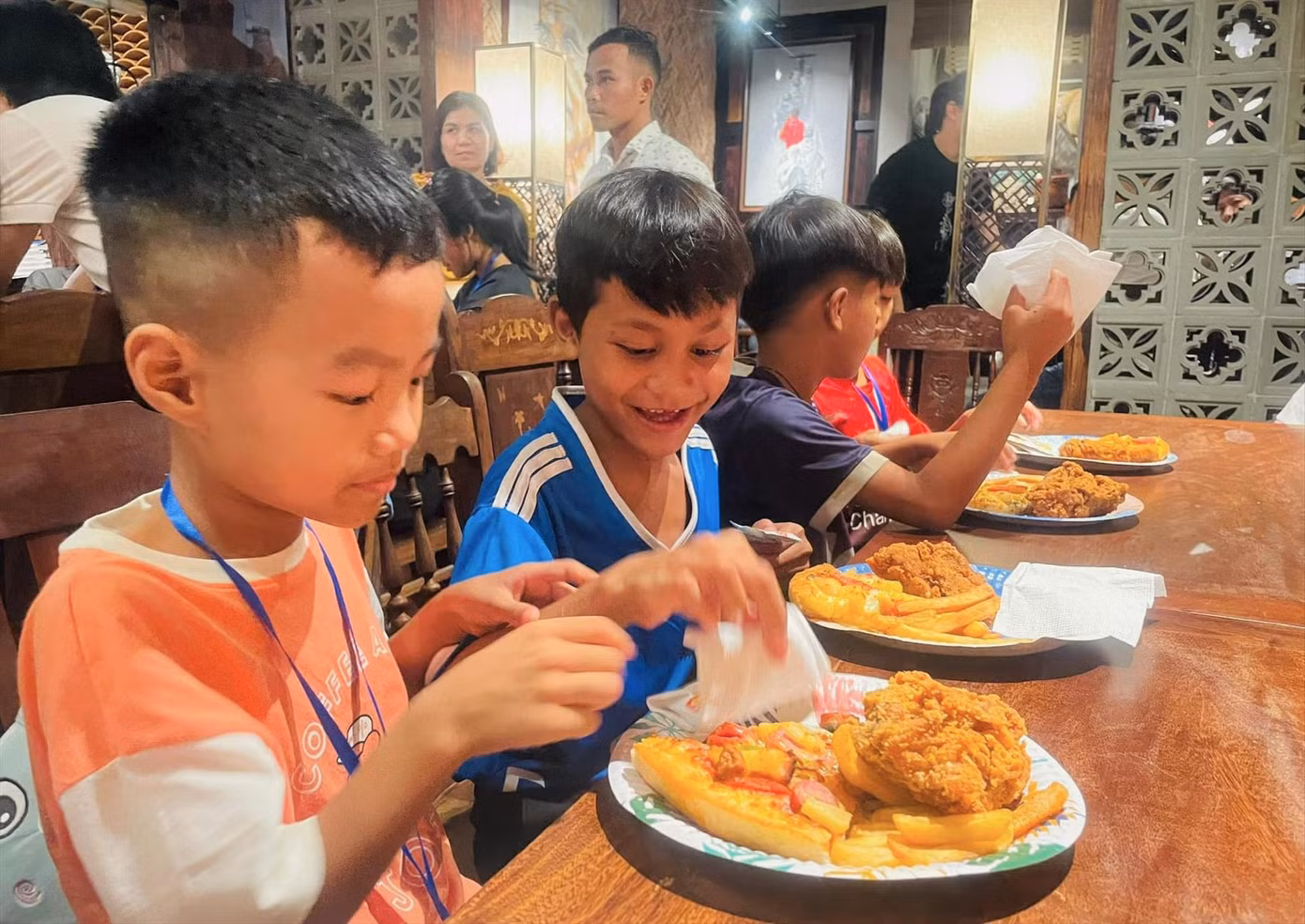 Nhiều món “lạ lùng”, các em nhỏ vùng cao không biết cách ăn. Ảnh: BTN Nhiều món “lạ lùng”, các em nhỏ vùng cao không biết cách ăn. Ảnh: BTN