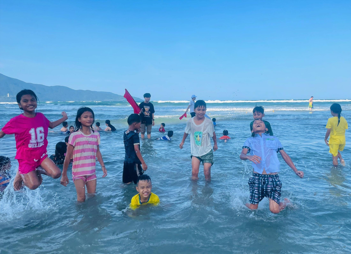 Các bạn nhỏ vùng cao lần đầu tiên trong đời được tắm biển