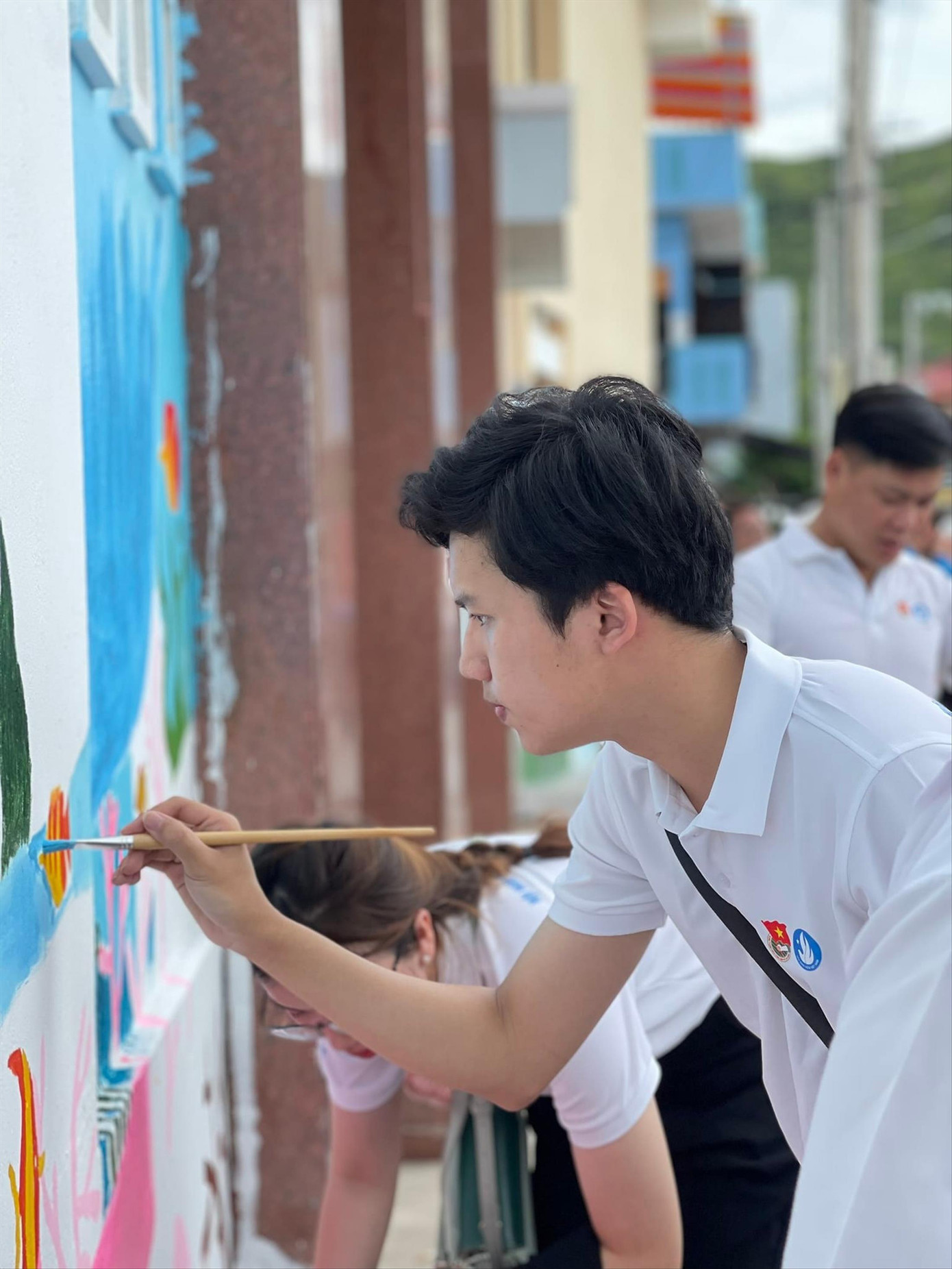 Lê Hải Phong tham gia vẽ tranh tường tại trường học Lê Hải Phong tham gia vẽ tranh tường tại trường học