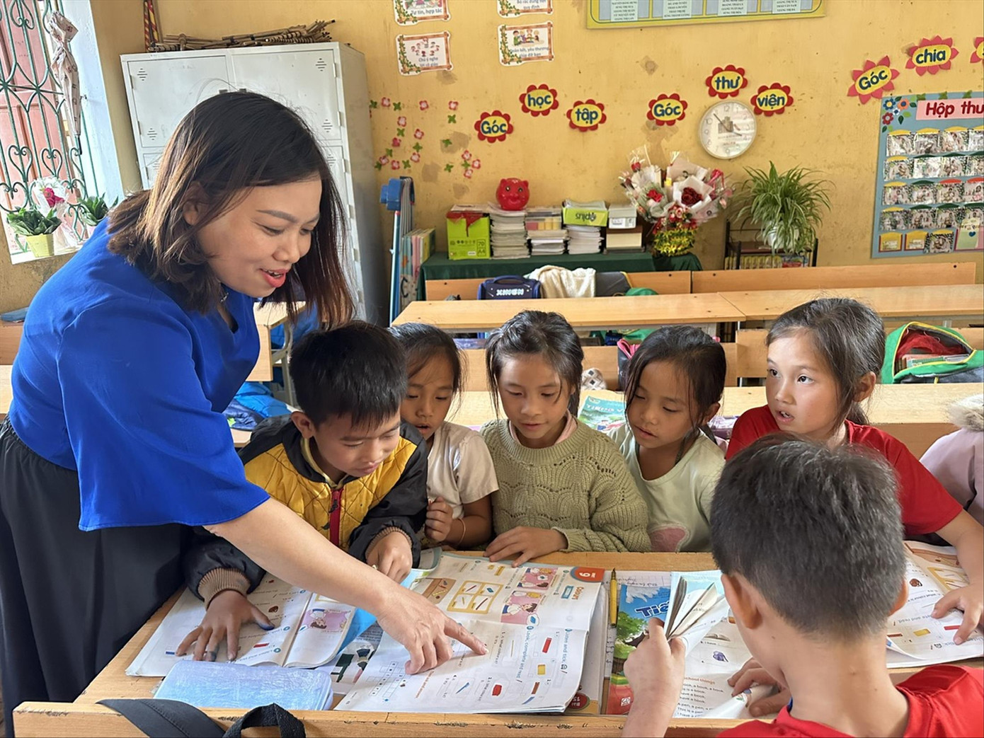 Cô Nguyễn Thị Bích Thu trong tiết dạy tiếng Anh tại Trường Phổ thông dân tộc bán trú Tiểu học Khao Mang (Mù Cang Chải, Yên Bái). Ảnh: Tuyết Mai