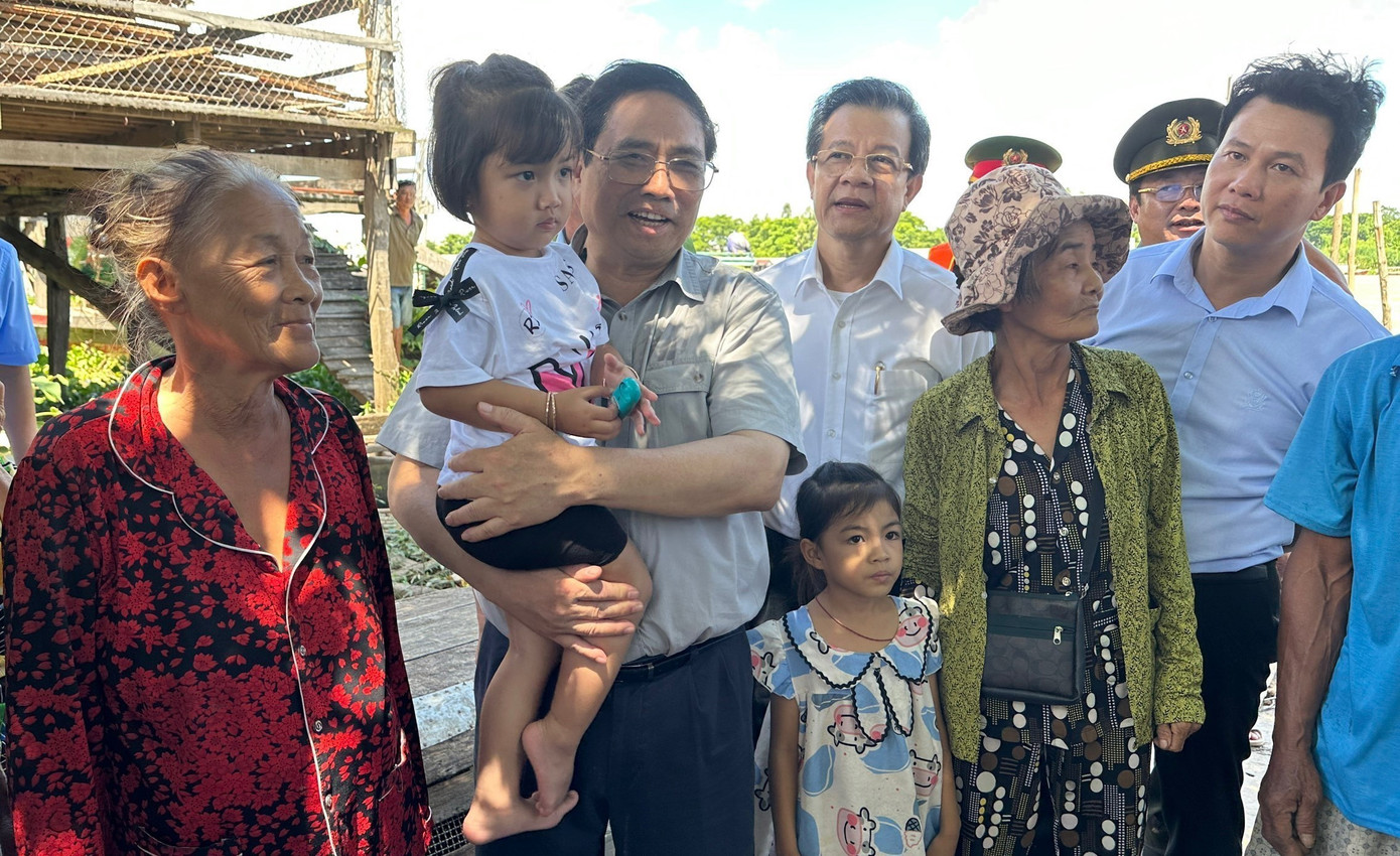 Thủ tướng Phạm Minh Chính thăm nhân dân khu dân cư ven biển tỉnh Kiên Giang. Ảnh: TTXVN Thủ tướng Phạm Minh Chính thăm nhân dân khu dân cư ven biển tỉnh Kiên Giang. Ảnh: TTXVN