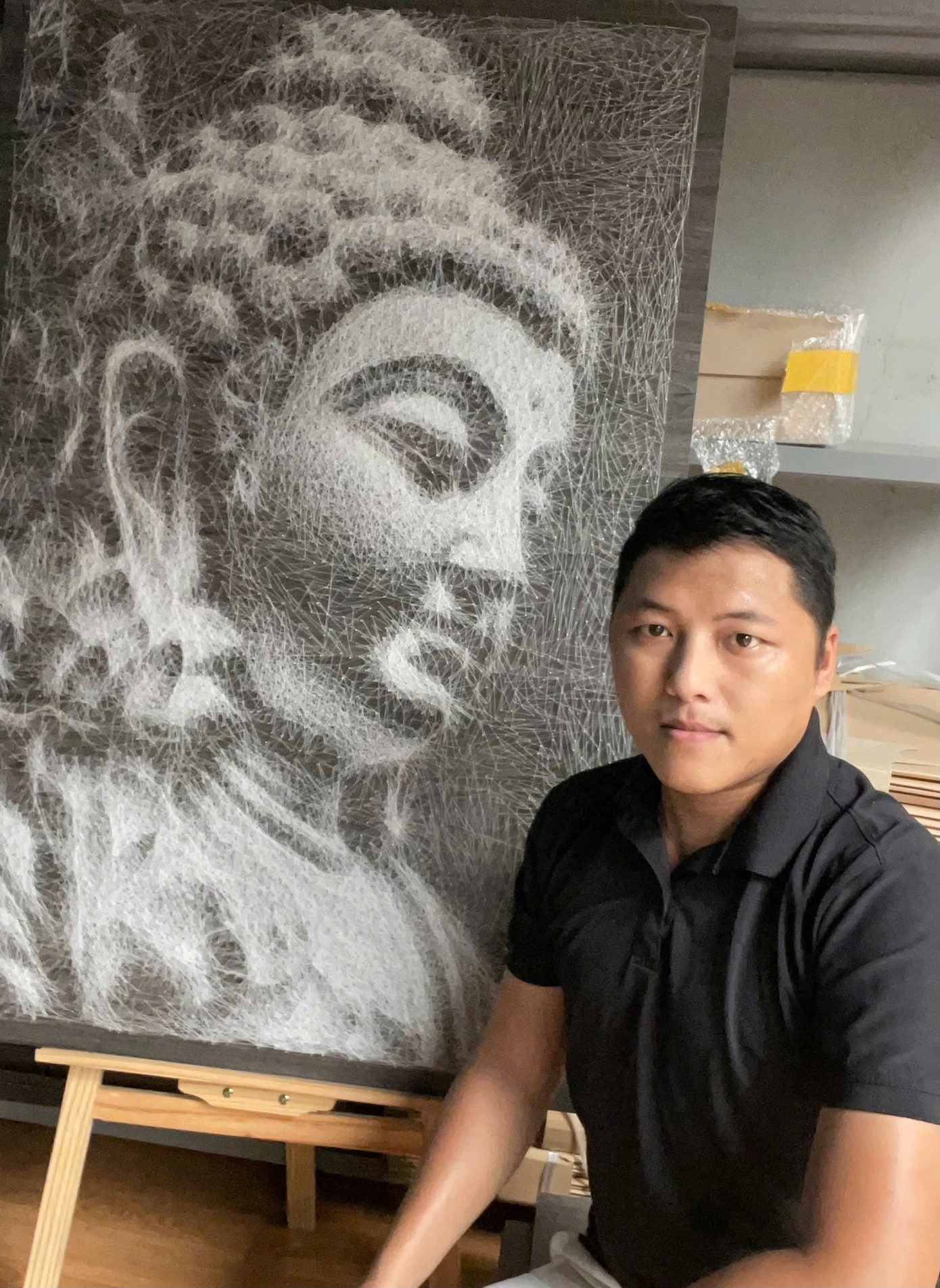 Trần Ngọc Khôi bên tác phẩm của mình Trần Ngọc Khôi bên tác phẩm của mình