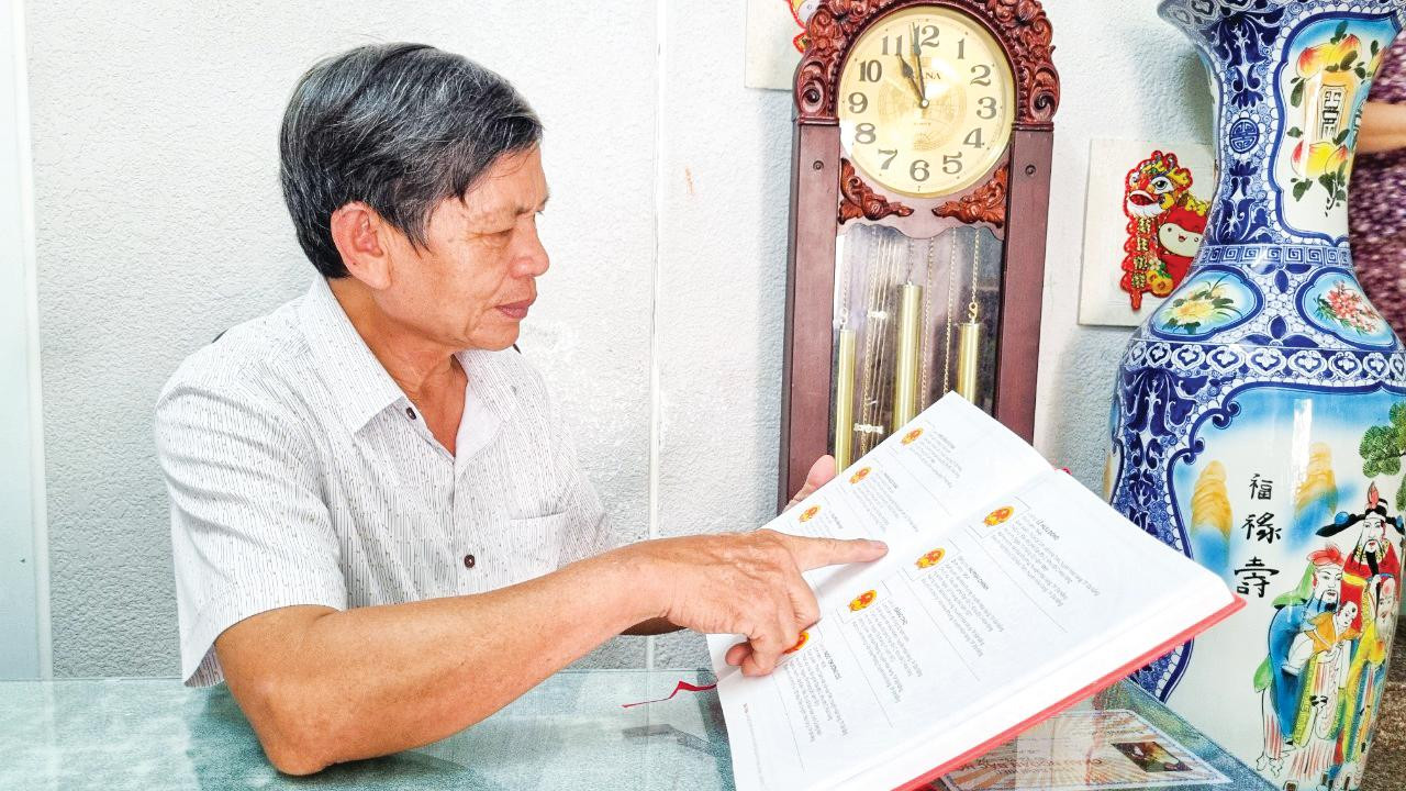 Thông tin về các liệt sĩ lưu trữ hàng chục năm qua được ông Trần Chiến Chinh biên soạn lại cụ thể, rõ ràng, trang trọng. Ảnh: Thanh Trần Thông tin về các liệt sĩ lưu trữ hàng chục năm qua được ông Trần Chiến Chinh biên soạn lại cụ thể, rõ ràng, trang trọng. Ảnh: Thanh Trần